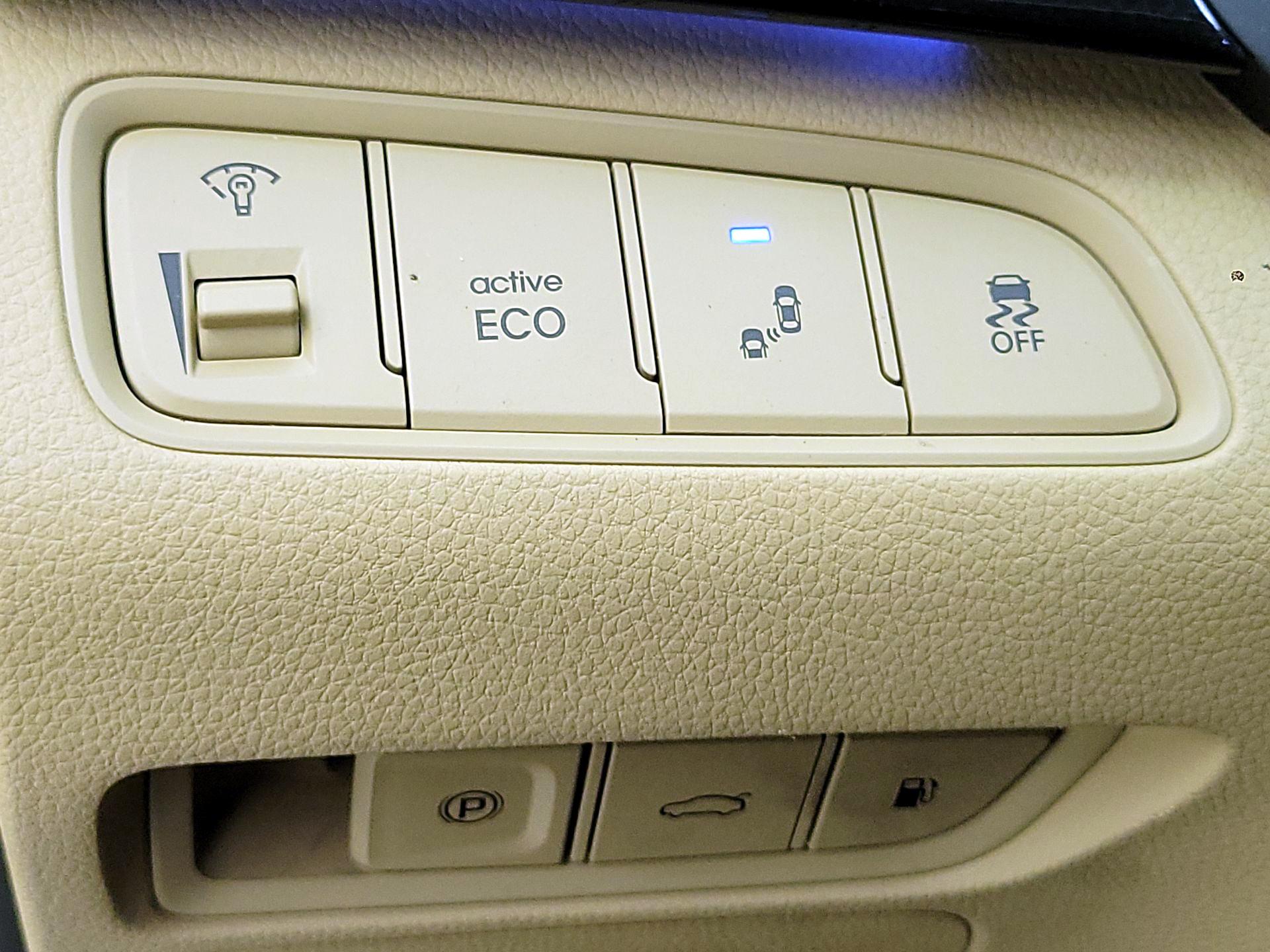 Thumbnail: 2016 Hyundai Azera - 13