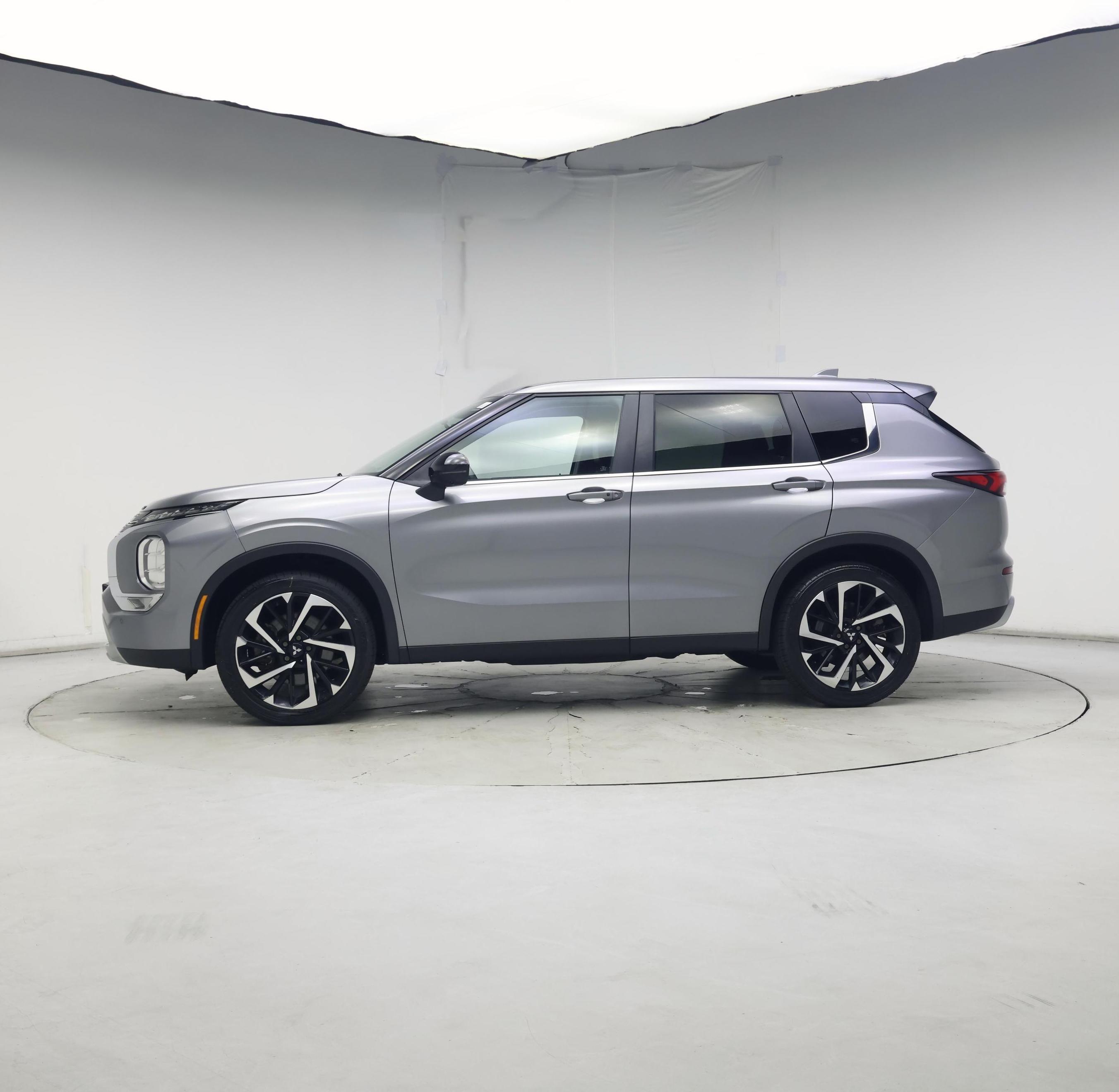 Thumbnail: 2022 Mitsubishi Outlander - 3