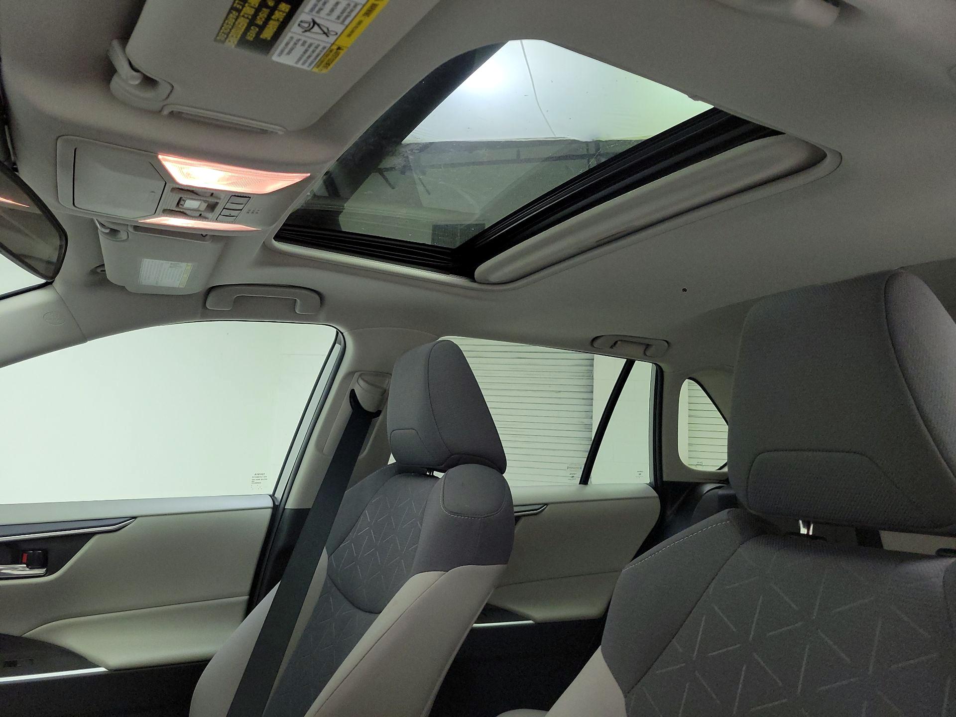 Thumbnail: 2021 Toyota RAV4 - 19