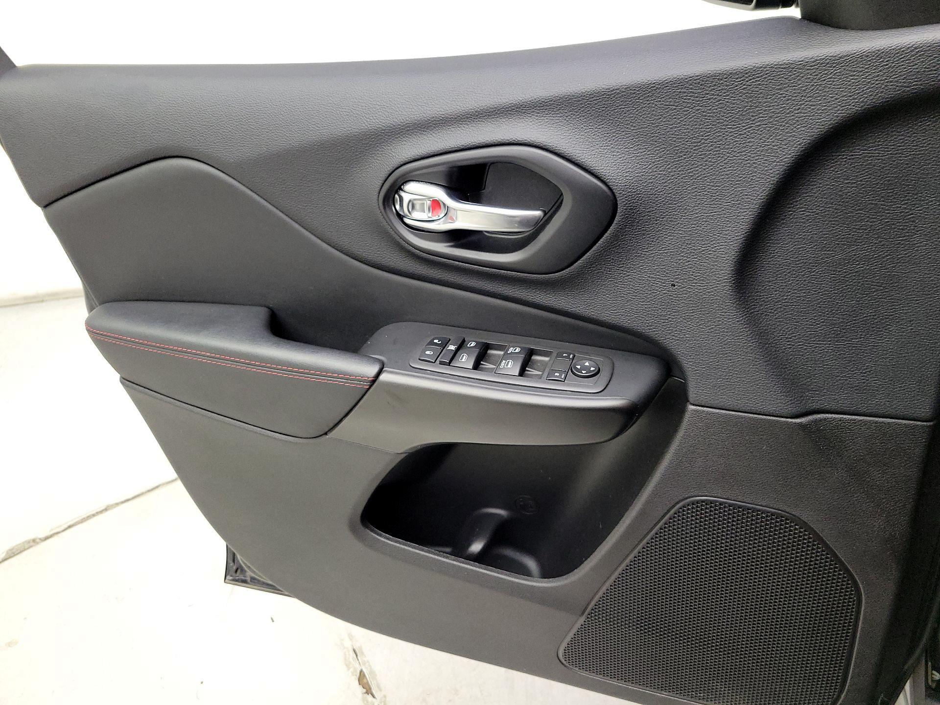 Thumbnail: 2022 Jeep Cherokee - 12