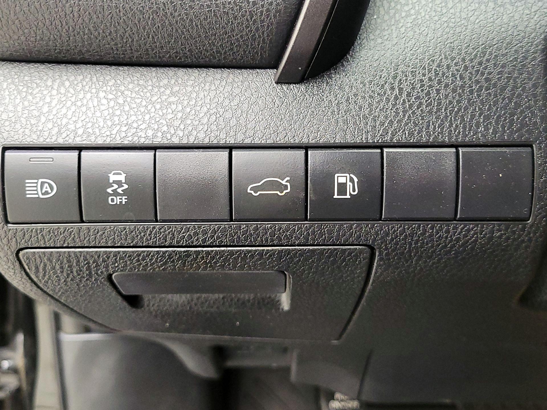 Thumbnail: 2018 Toyota Camry - 13