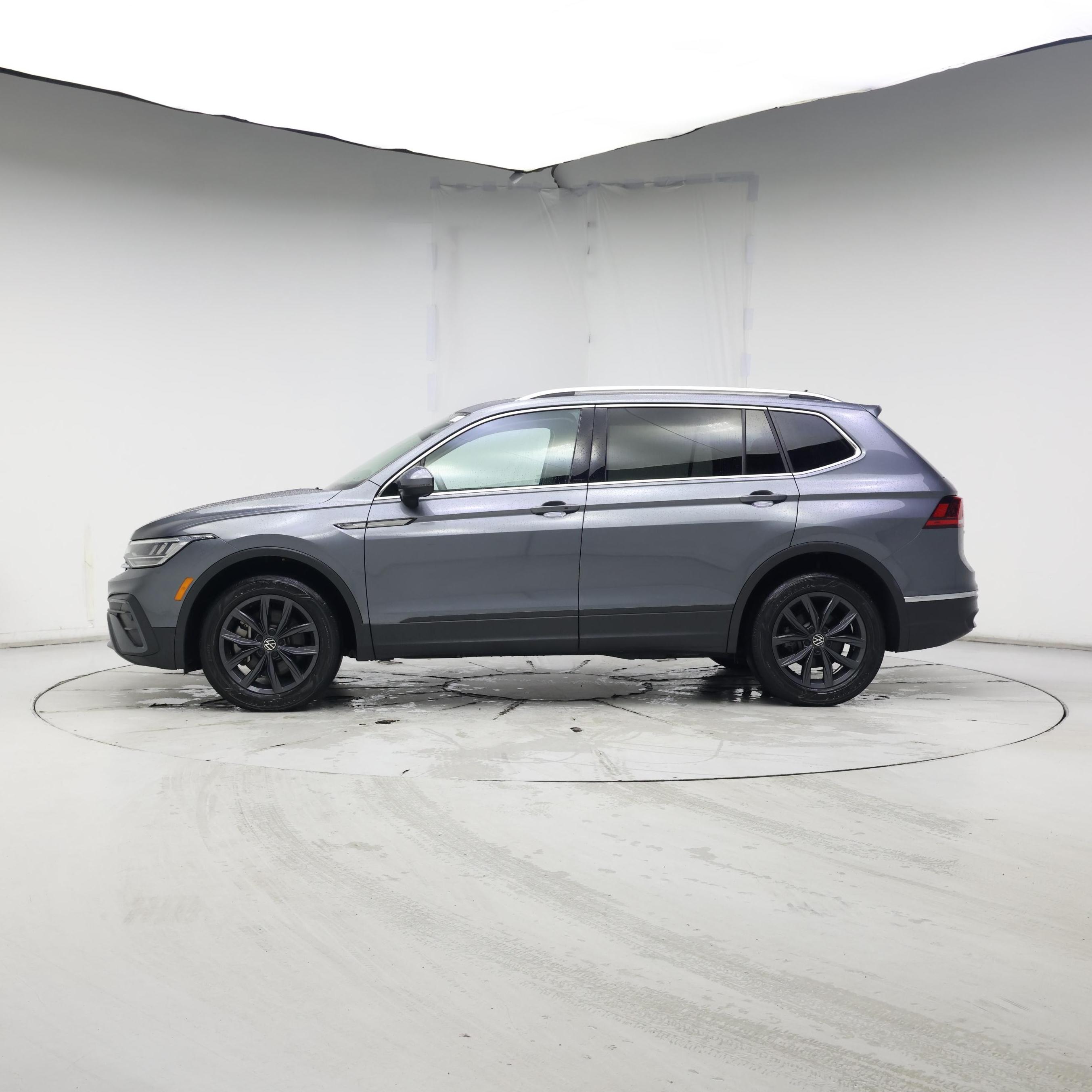 Thumbnail: 2022 Volkswagen Tiguan - 3