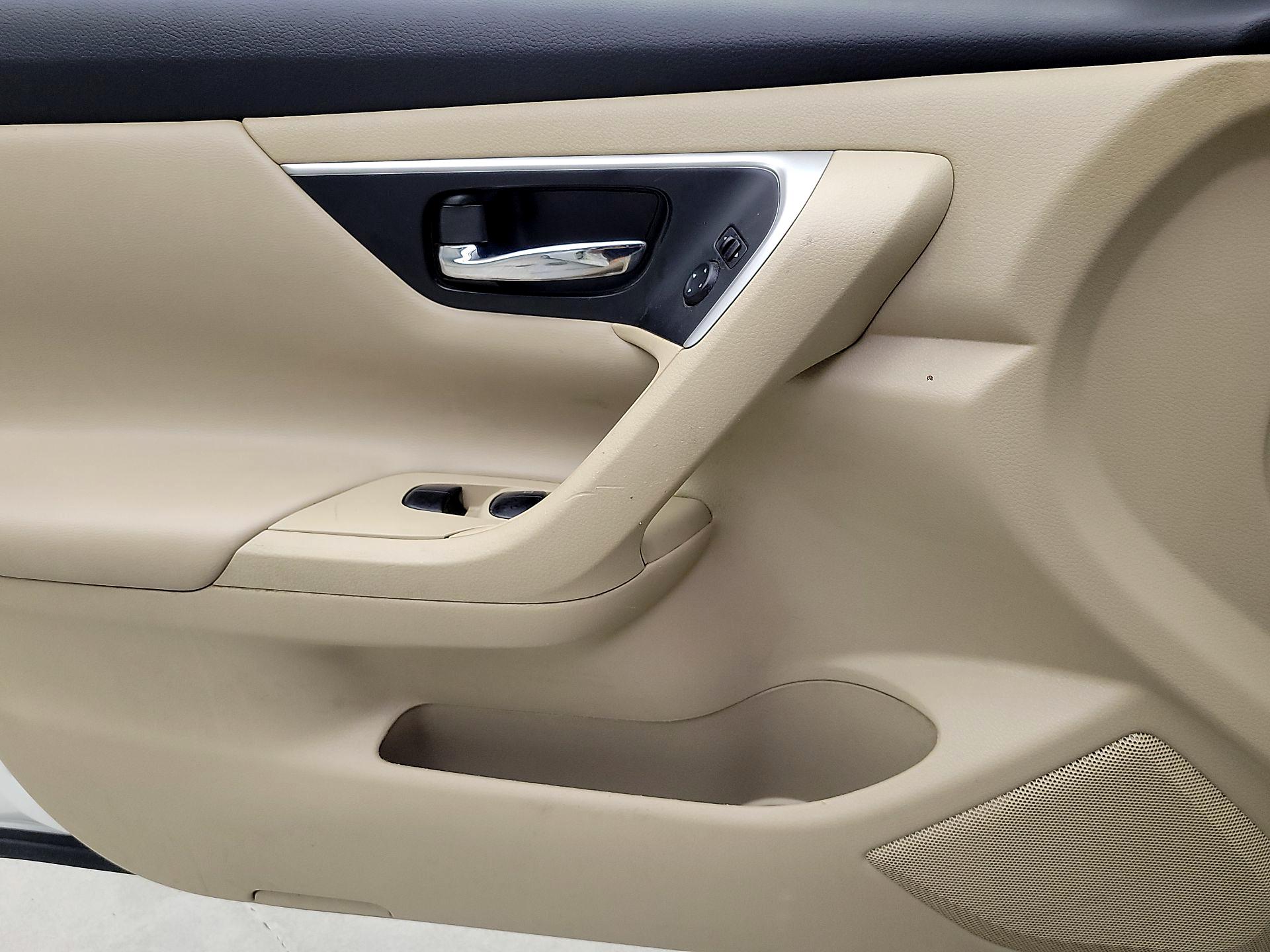 Thumbnail: 2016 Nissan Altima - 12