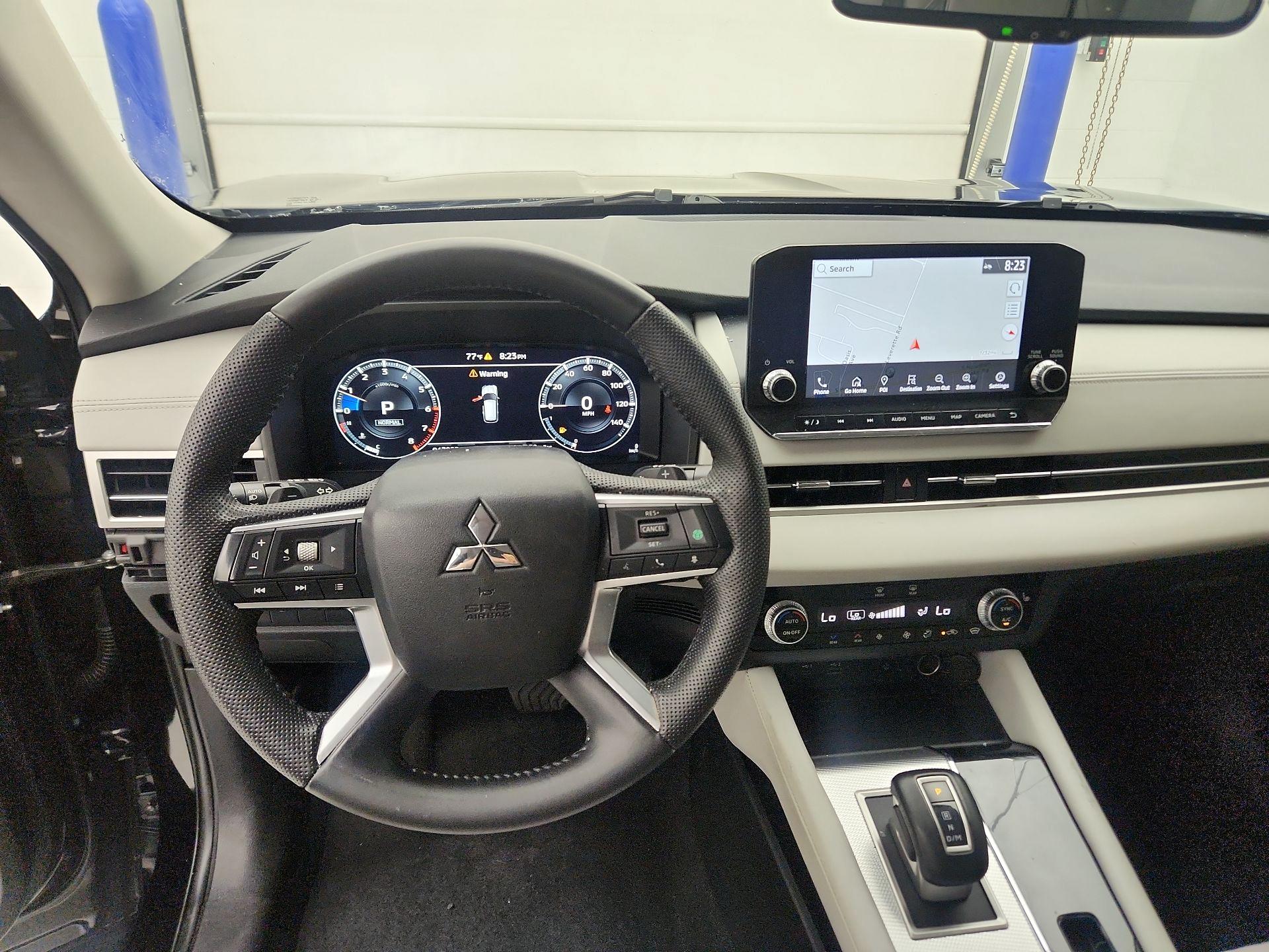 Thumbnail: 2023 Mitsubishi Outlander - 9