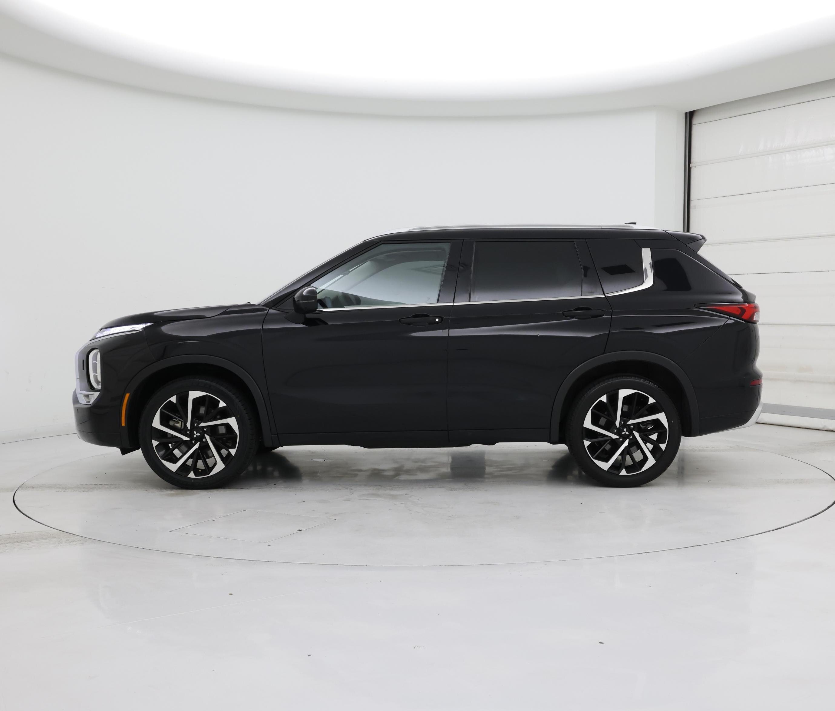 Thumbnail: 2023 Mitsubishi Outlander - 3