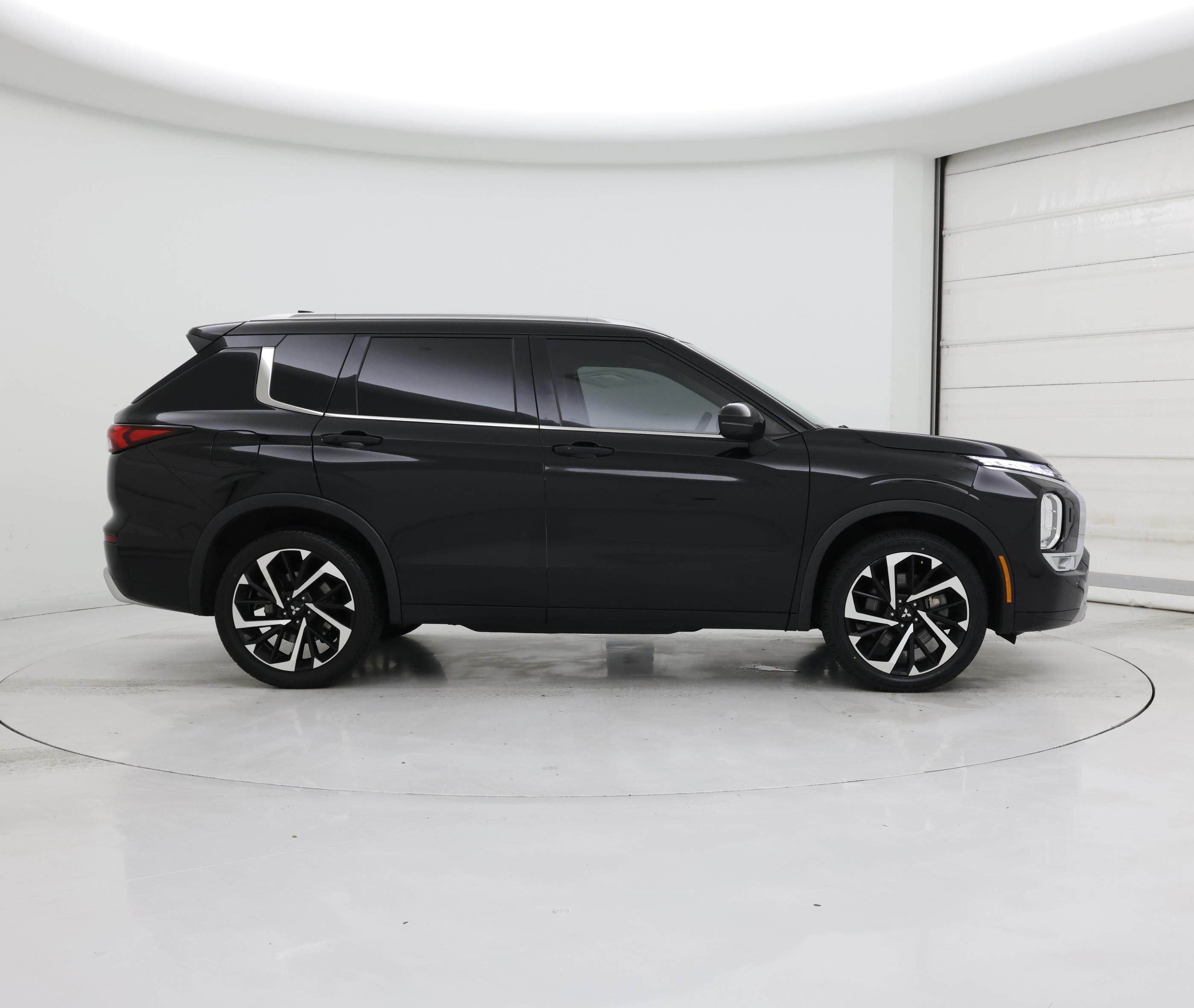 Thumbnail: 2023 Mitsubishi Outlander - 7