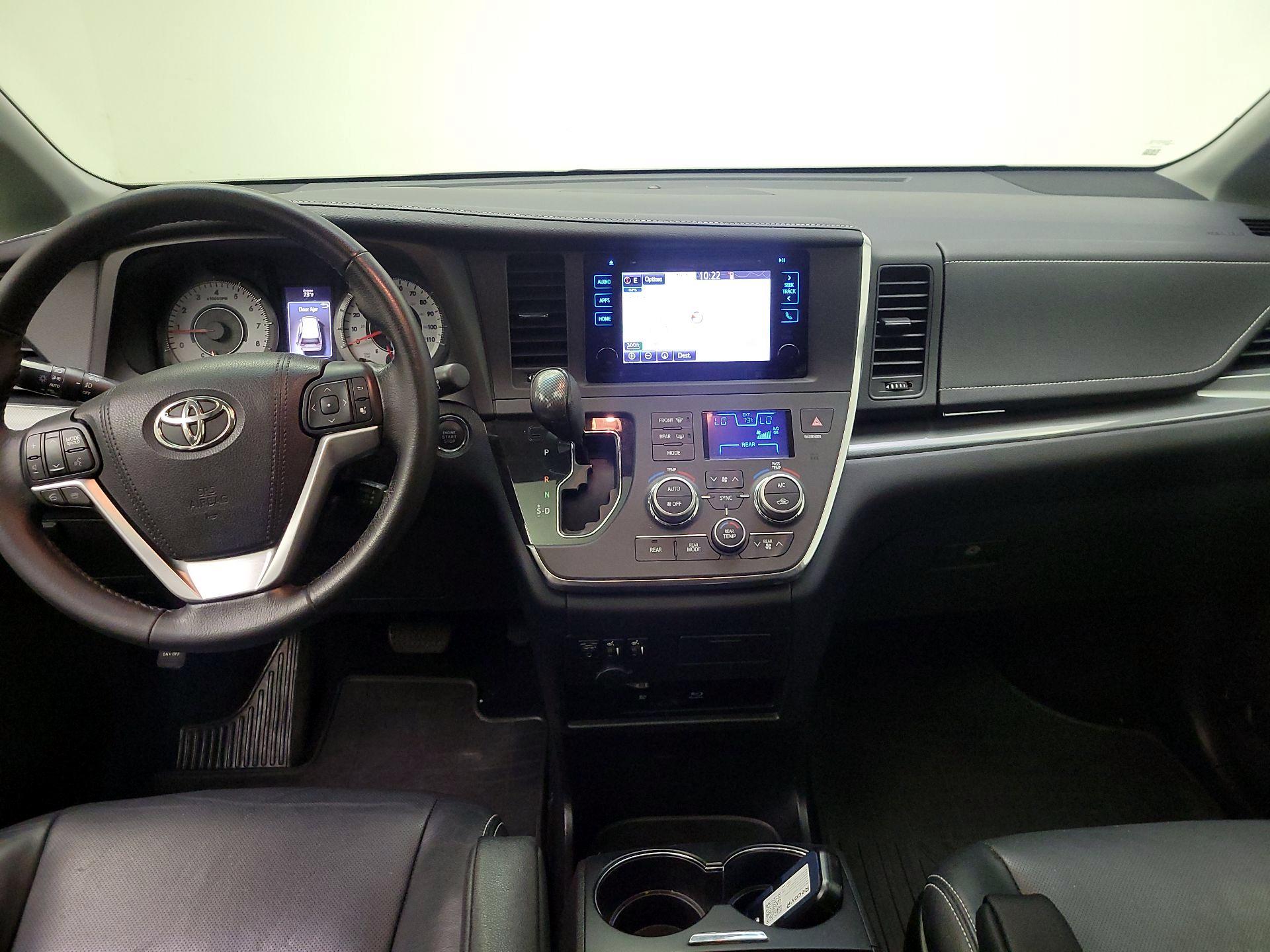 Thumbnail: 2016 Toyota Sienna - 9