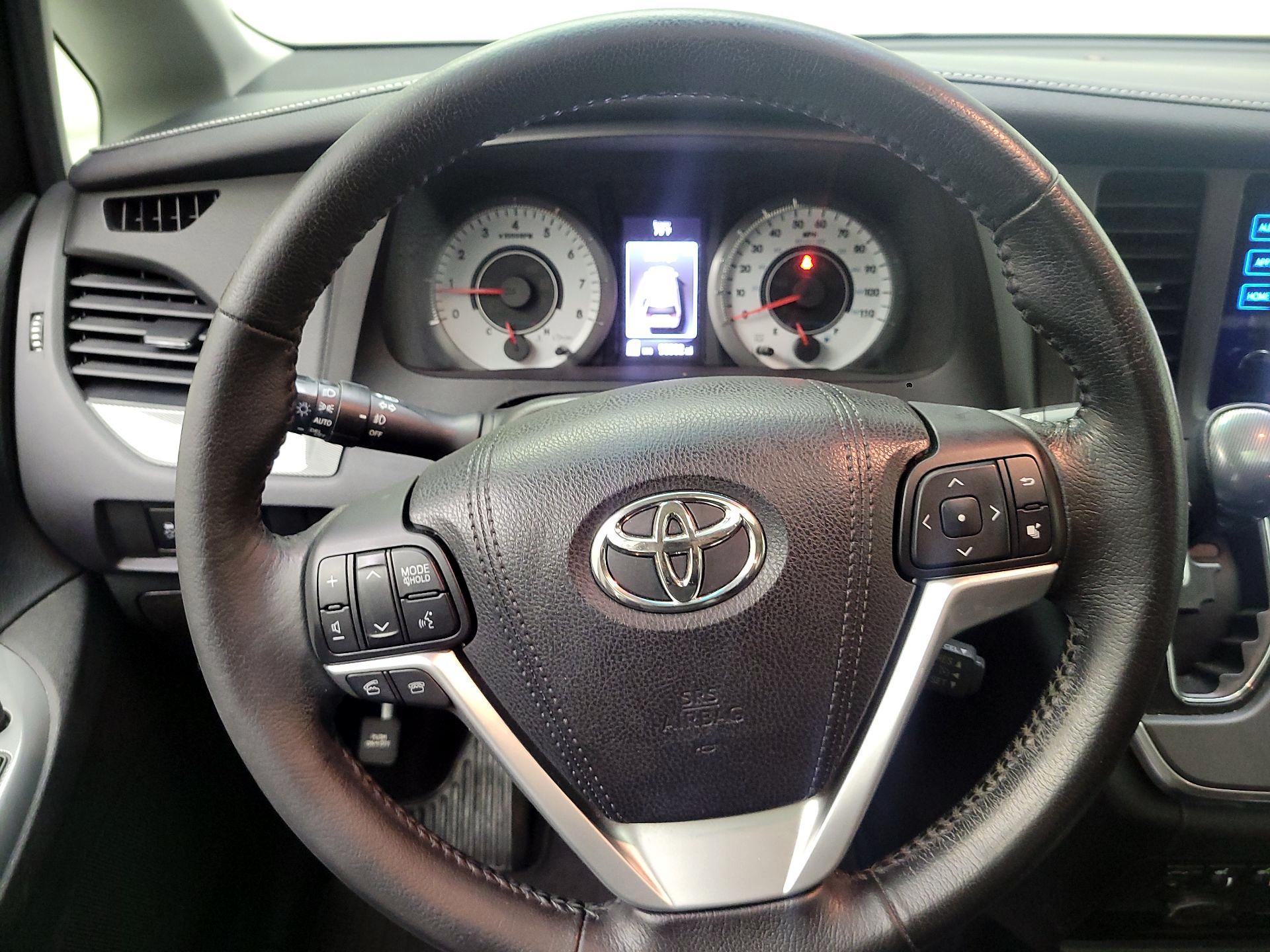 Thumbnail: 2016 Toyota Sienna - 10