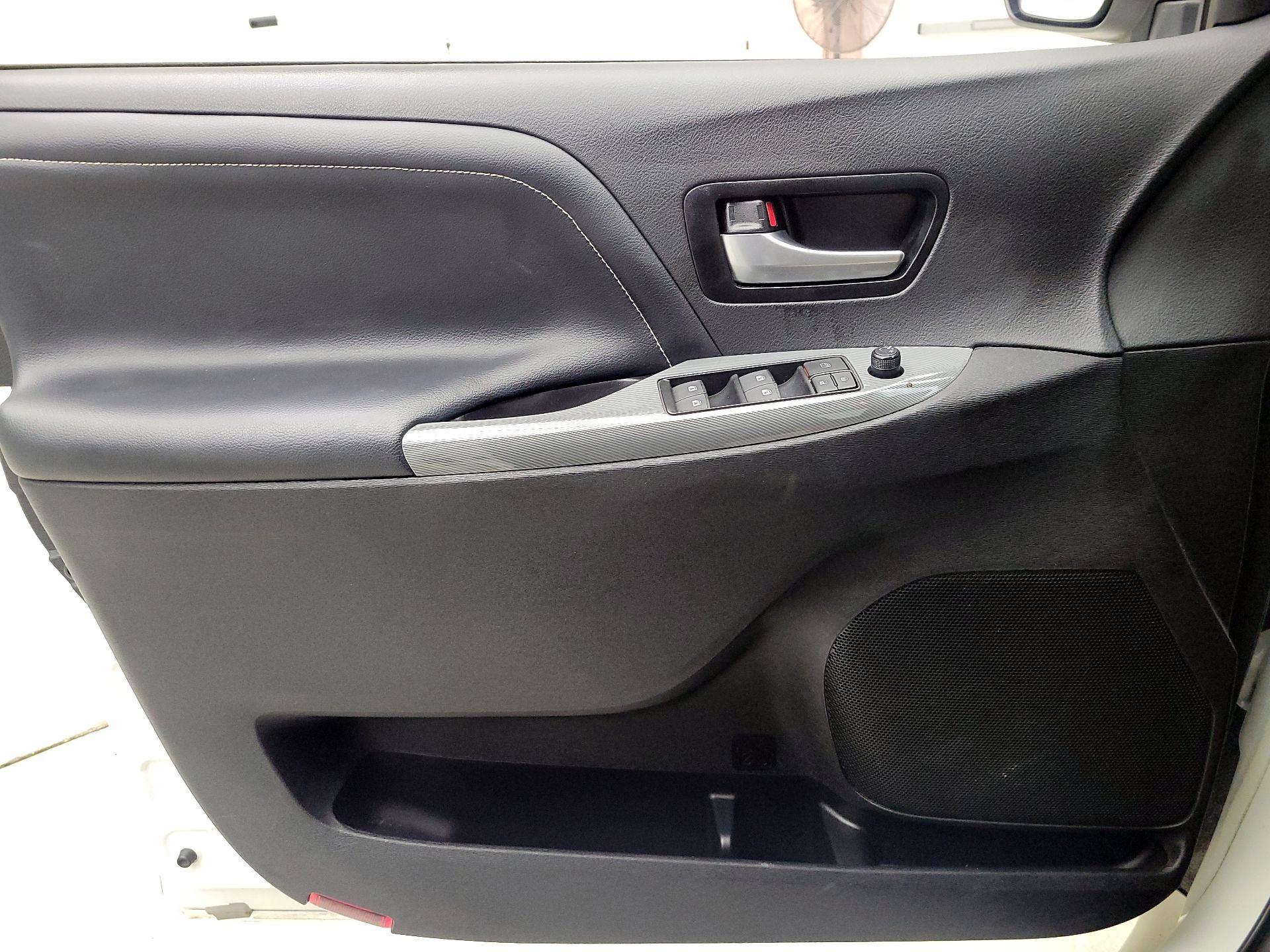 Thumbnail: 2016 Toyota Sienna - 12