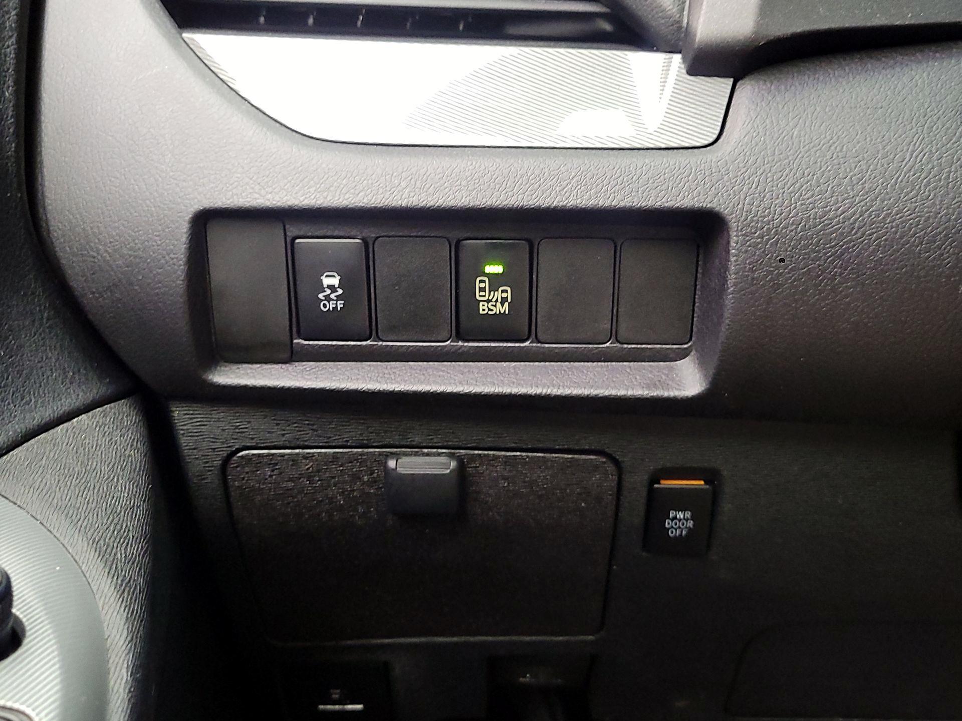 Thumbnail: 2016 Toyota Sienna - 13
