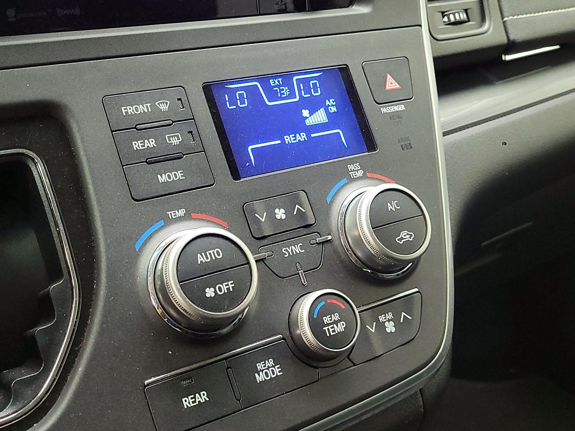 Thumbnail: 2016 Toyota Sienna - 17