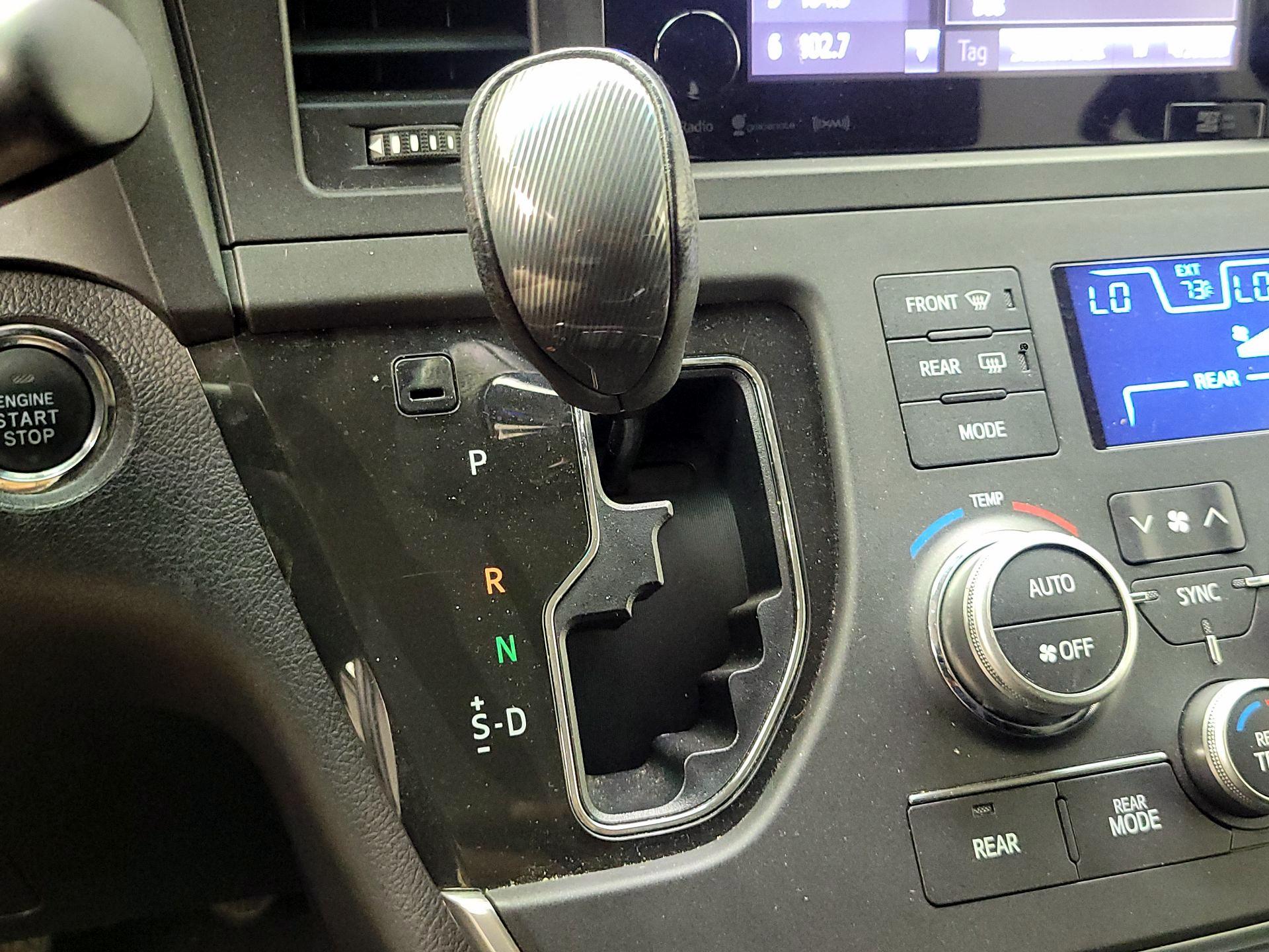 Thumbnail: 2016 Toyota Sienna - 18