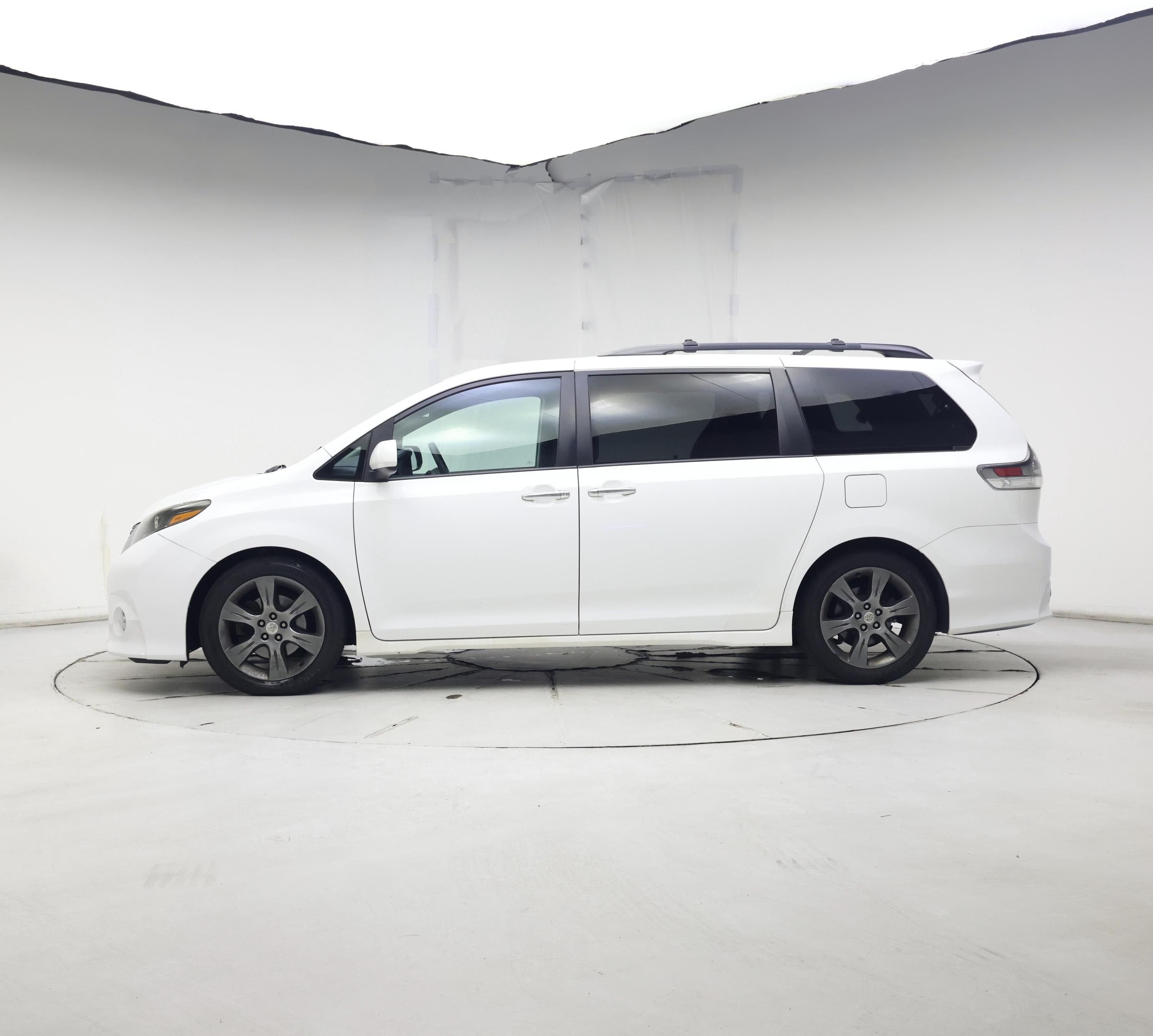 Thumbnail: 2016 Toyota Sienna - 3