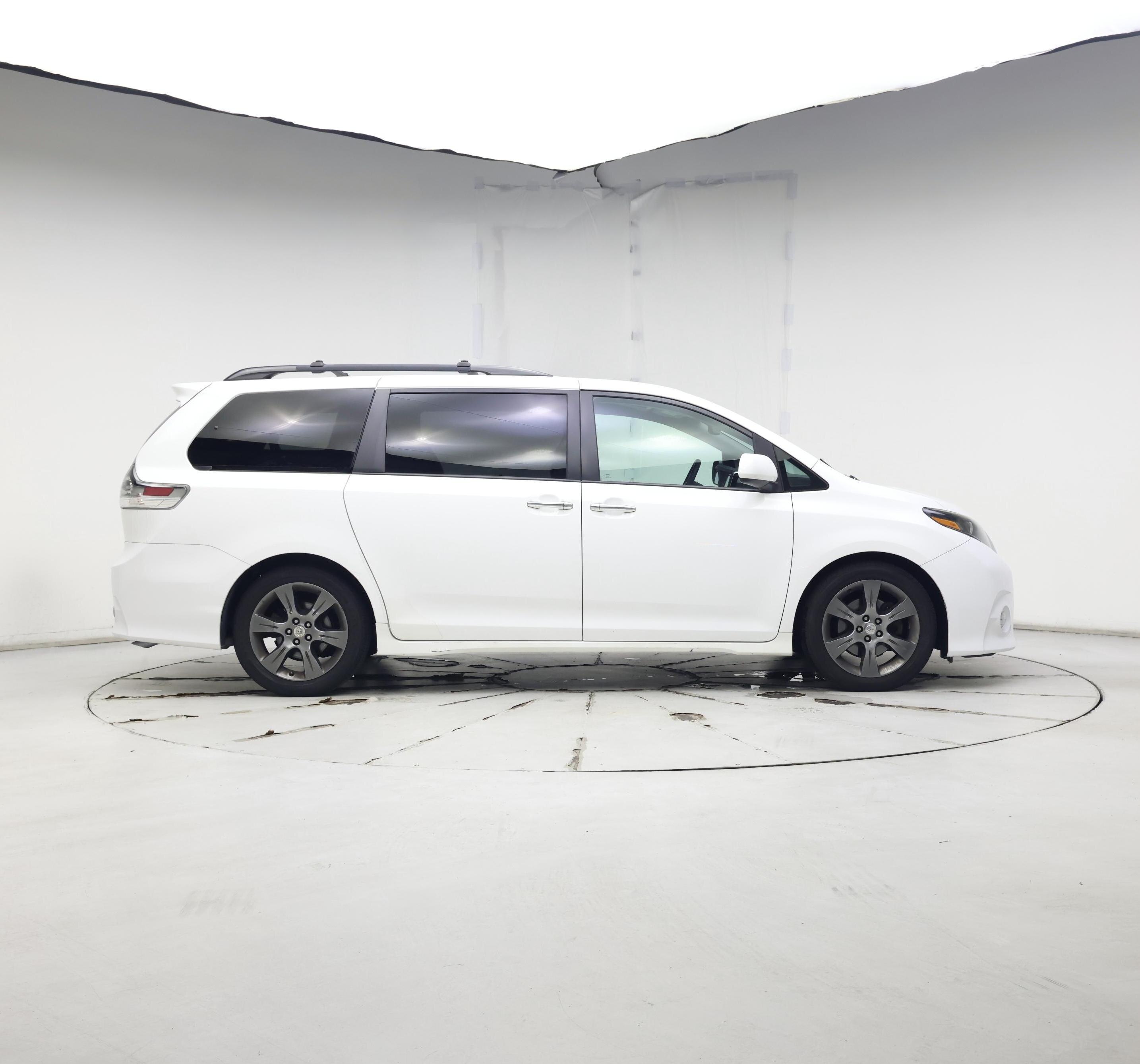 Thumbnail: 2016 Toyota Sienna - 7