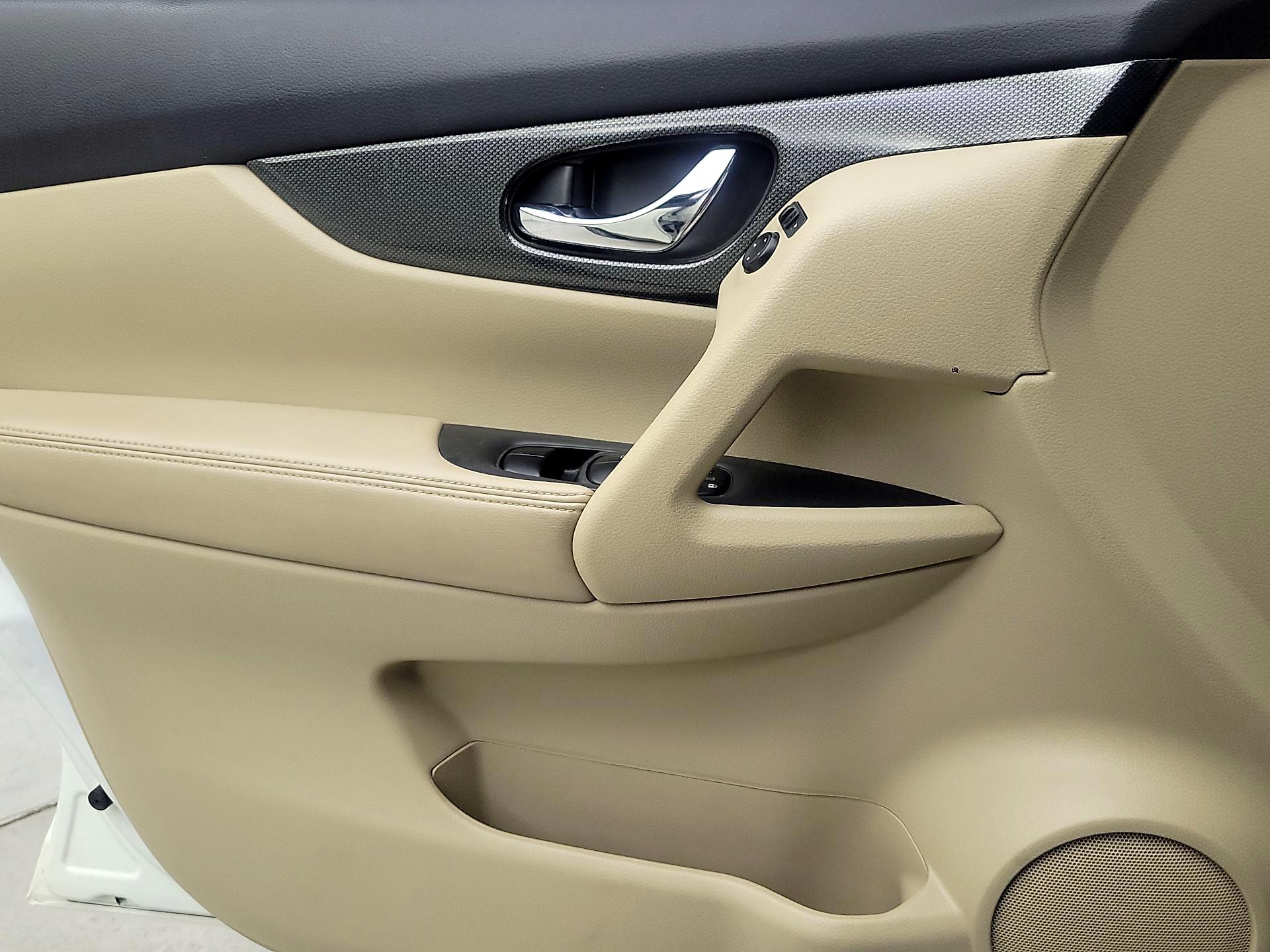 Thumbnail: 2016 Nissan Rogue - 12