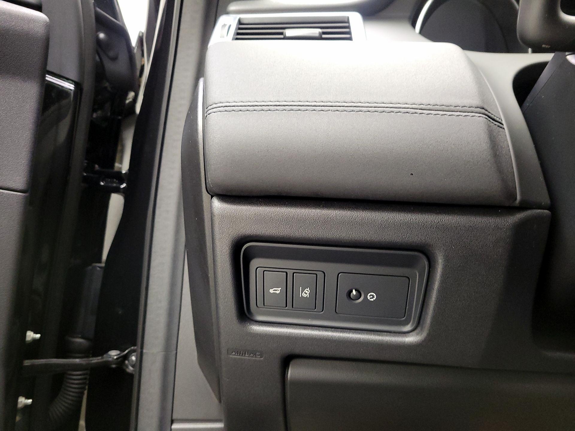 Thumbnail: 2018 Land Rover Discovery Sport - 13