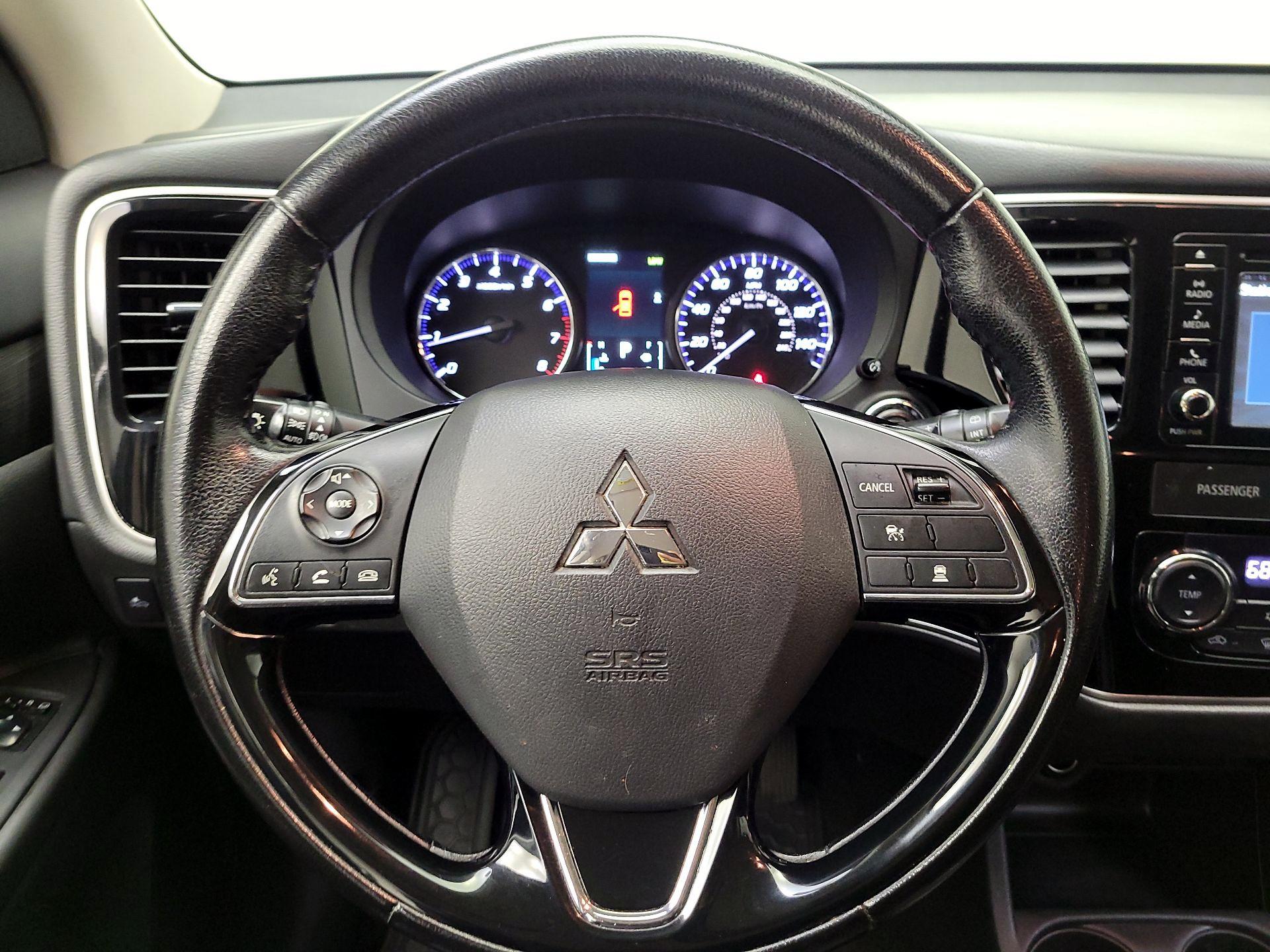 Thumbnail: 2016 Mitsubishi Outlander - 10