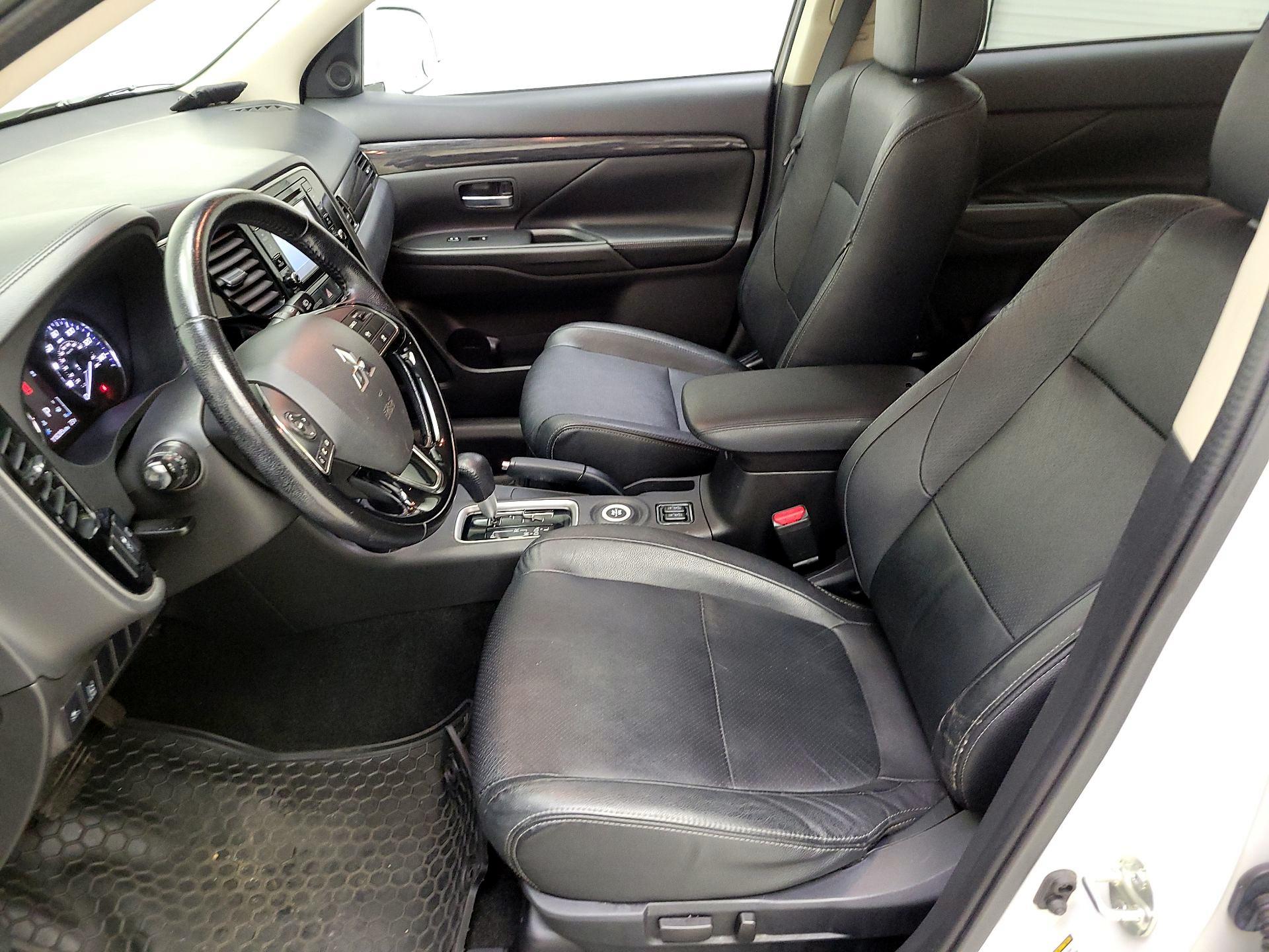 Thumbnail: 2016 Mitsubishi Outlander - 11