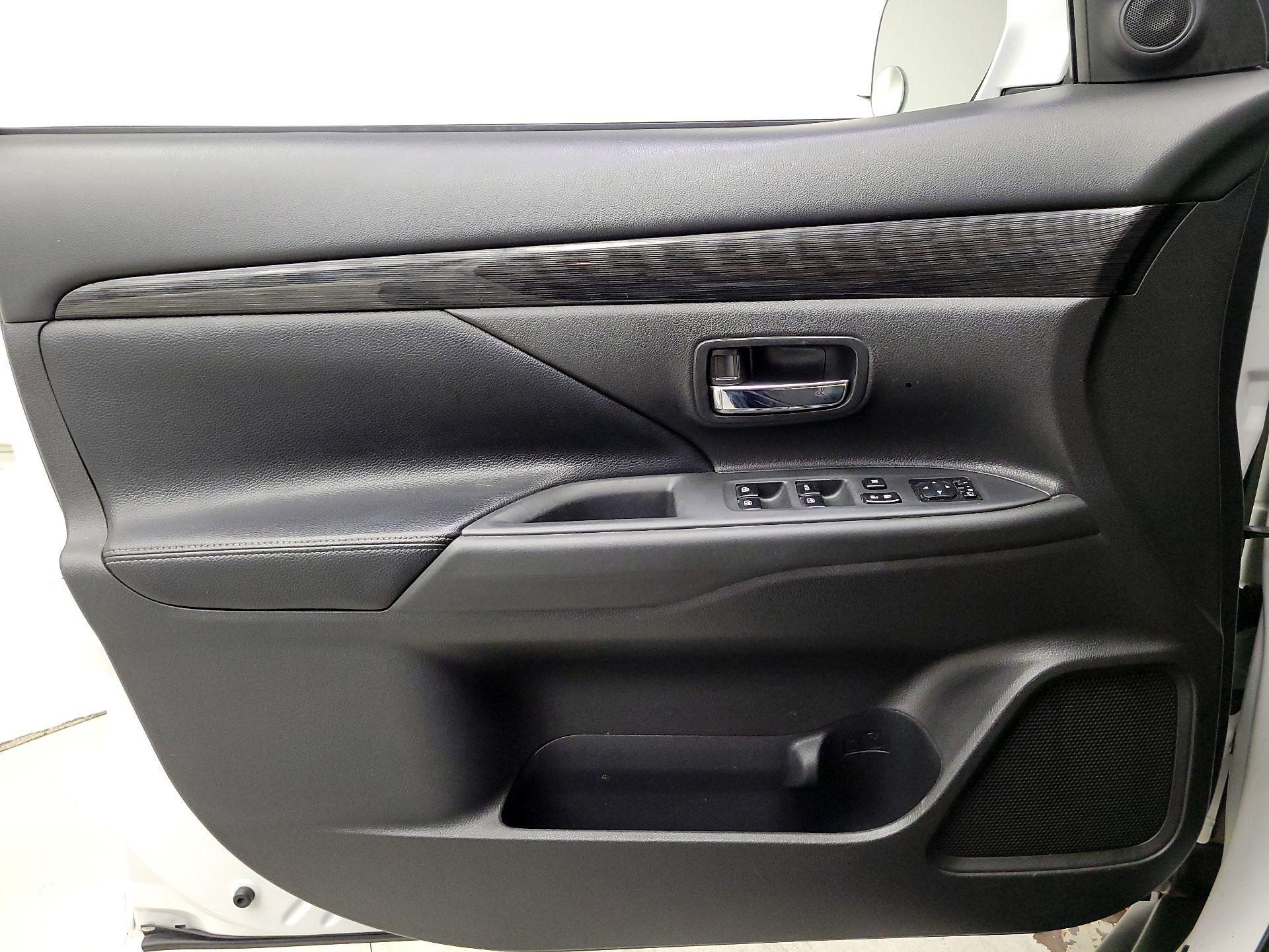 Thumbnail: 2016 Mitsubishi Outlander - 12