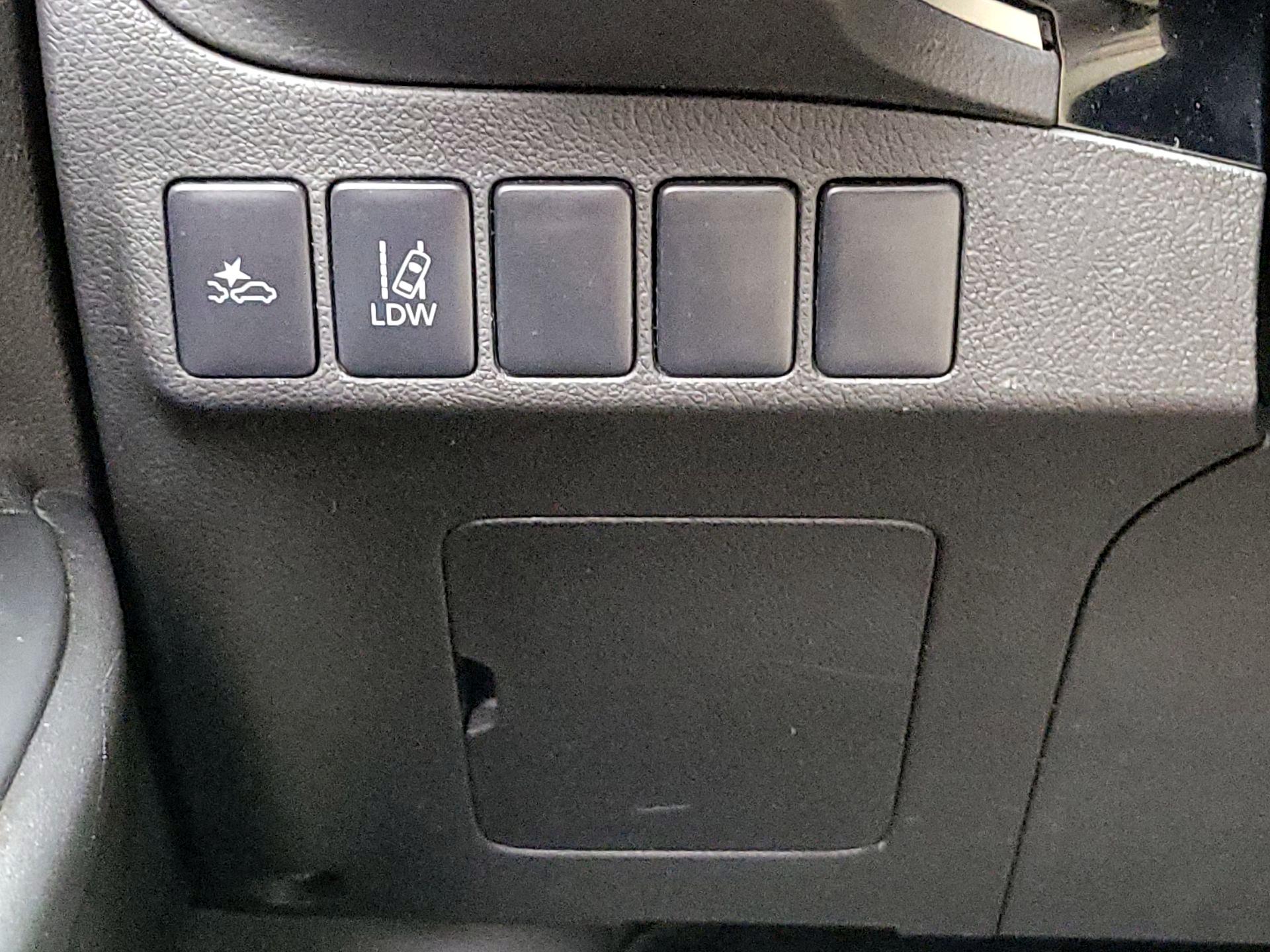 Thumbnail: 2016 Mitsubishi Outlander - 13