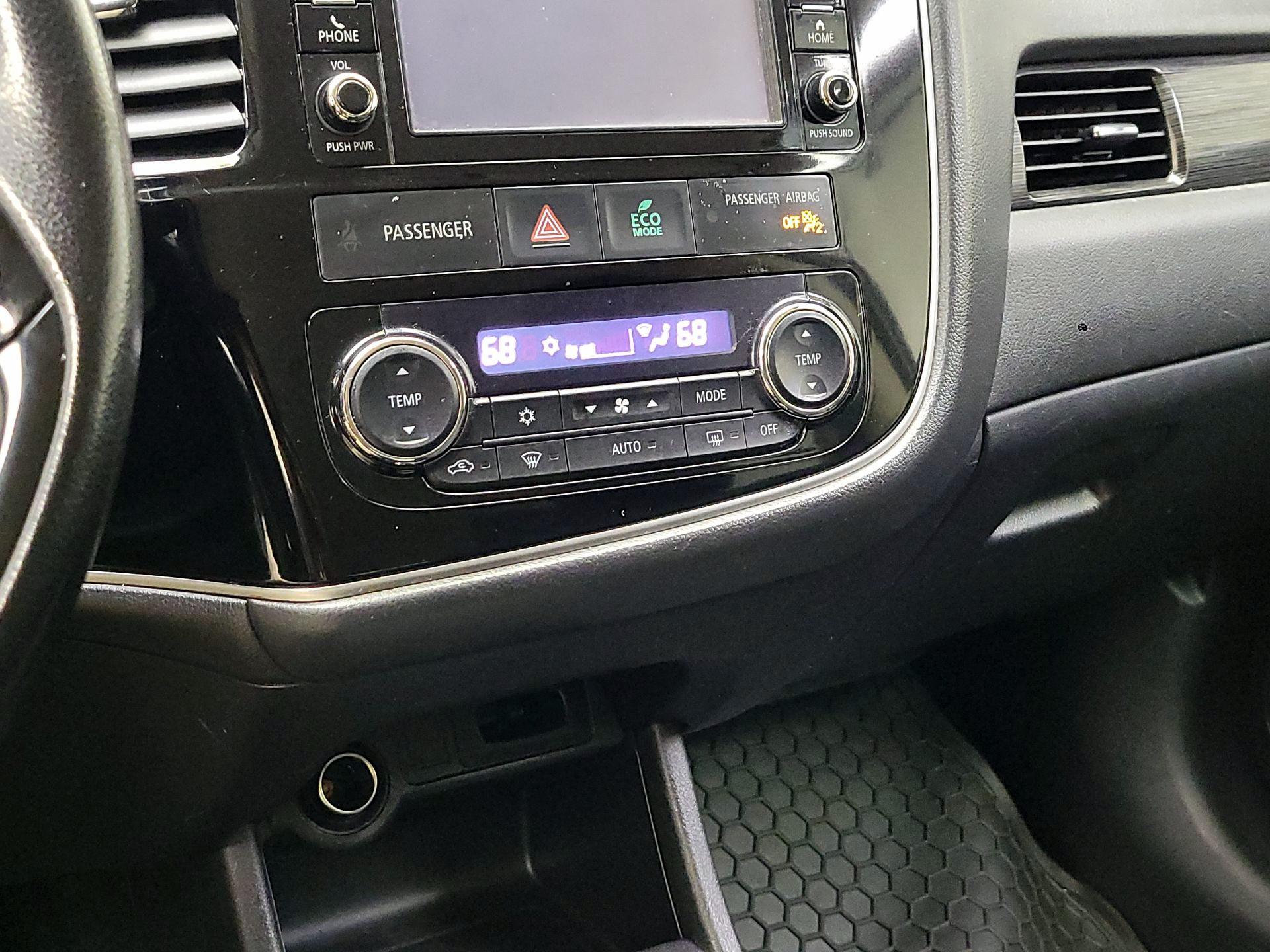 Thumbnail: 2016 Mitsubishi Outlander - 16