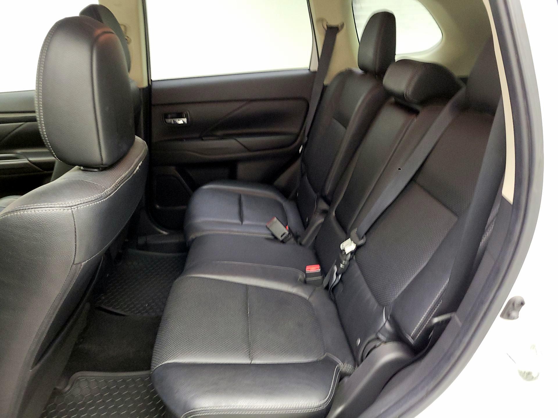 Thumbnail: 2016 Mitsubishi Outlander - 19
