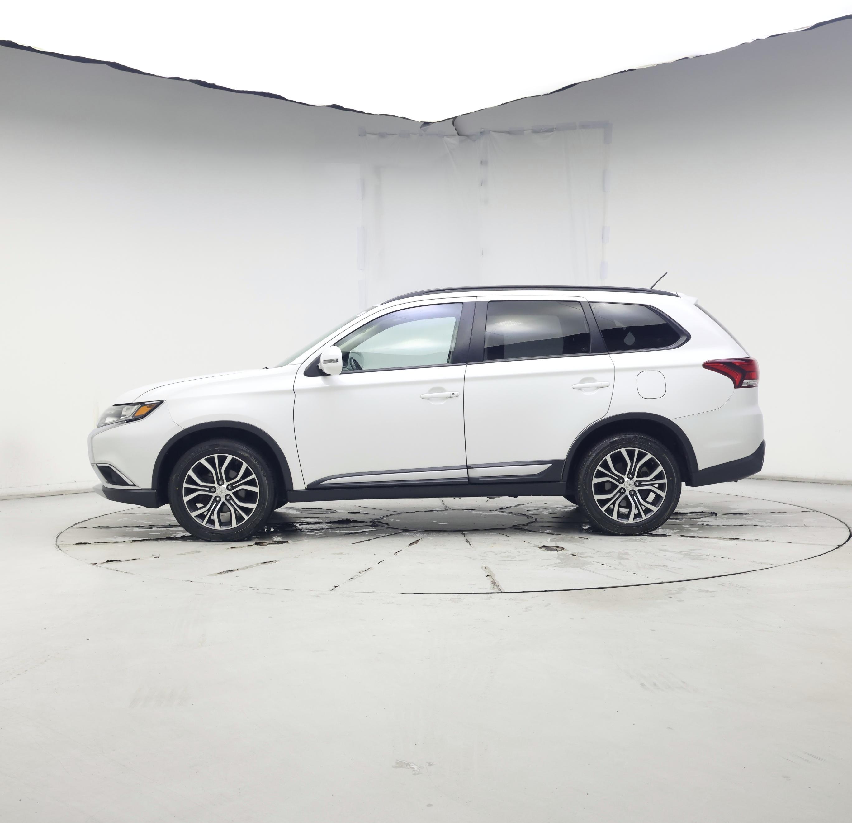 Thumbnail: 2016 Mitsubishi Outlander - 3