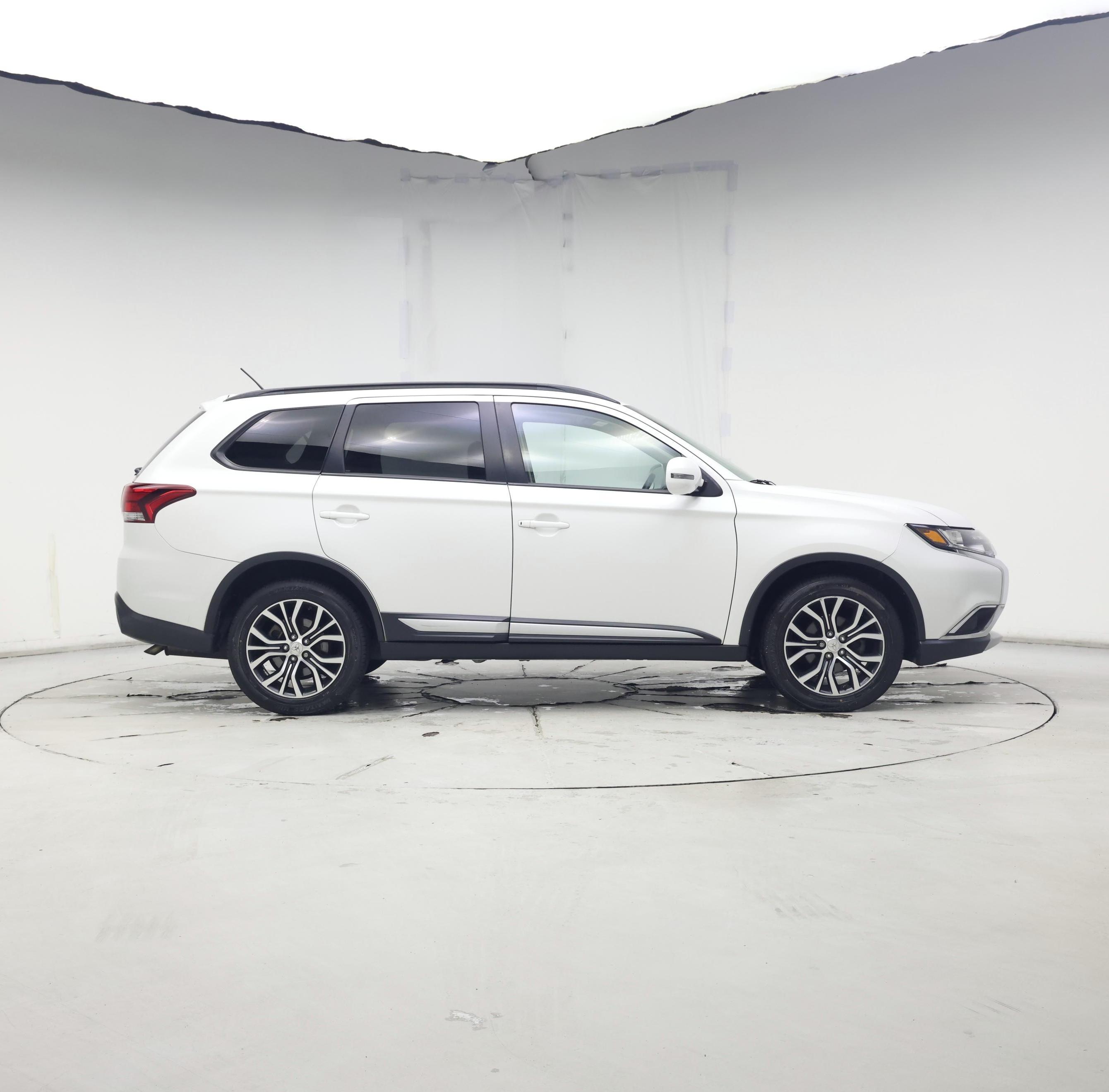 Thumbnail: 2016 Mitsubishi Outlander - 7