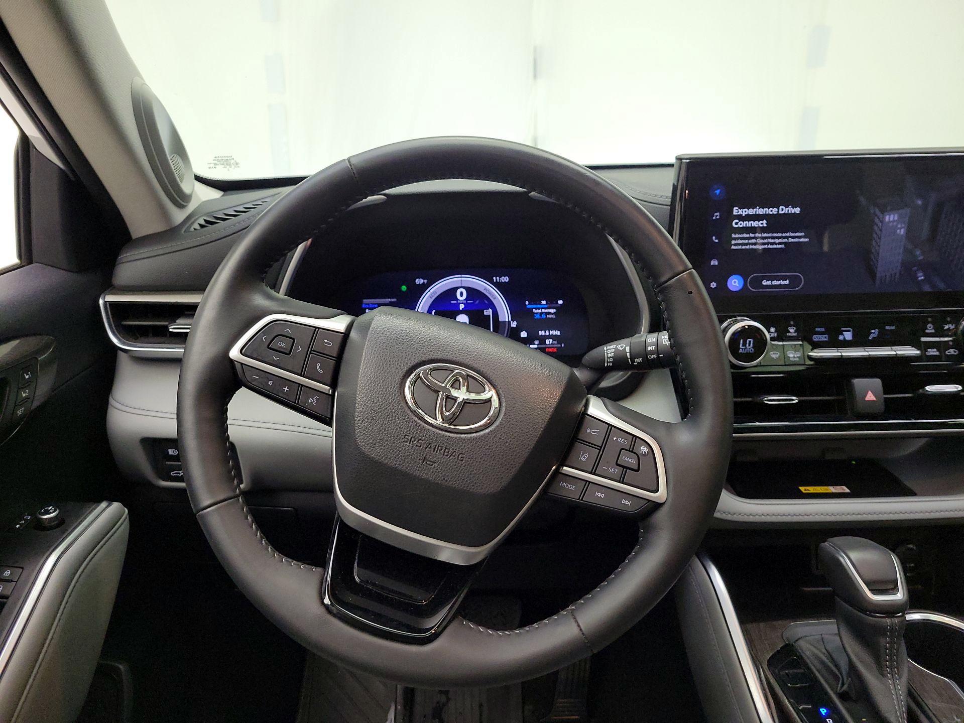 Thumbnail: 2023 Toyota Highlander - 10