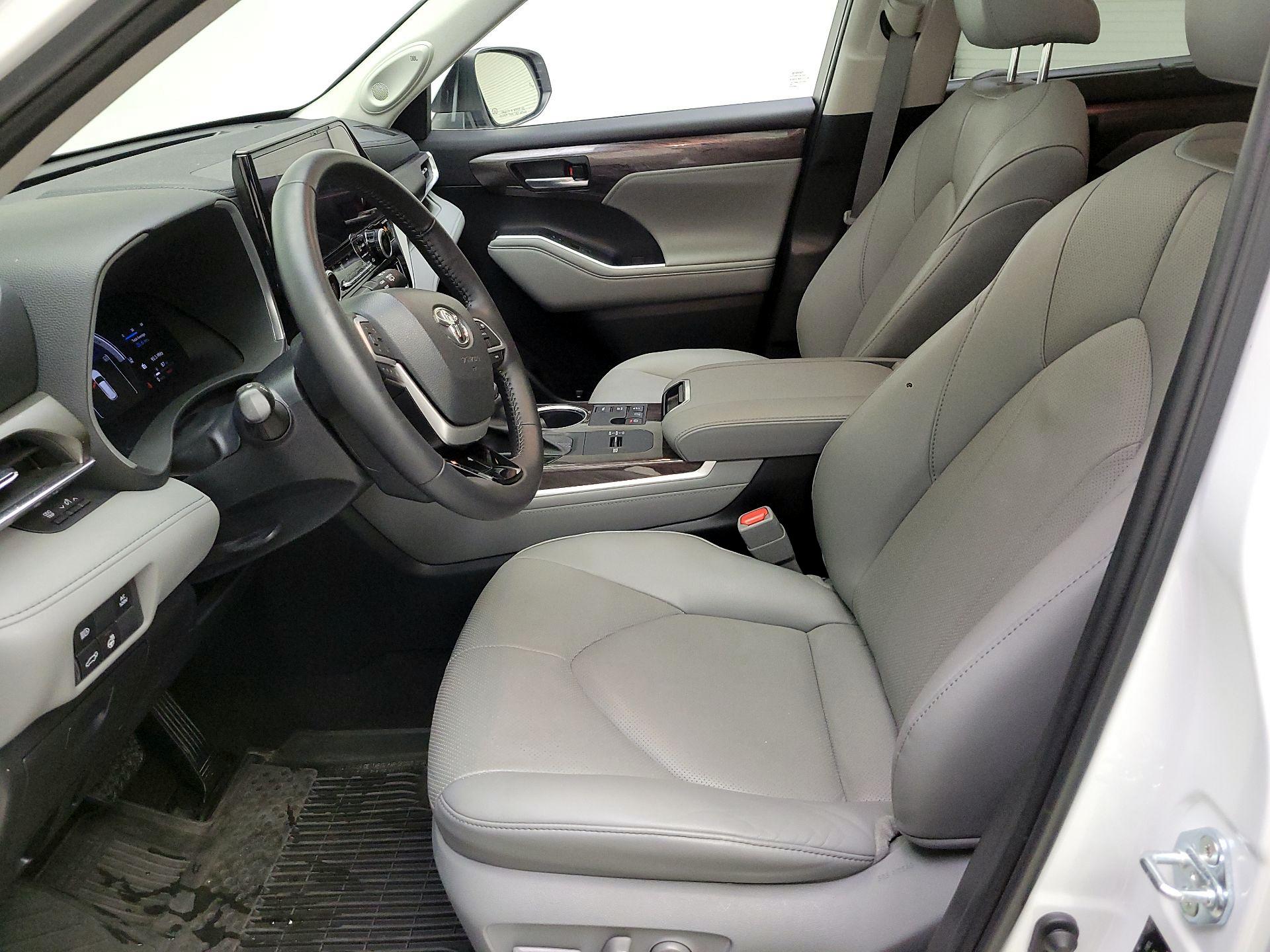 Thumbnail: 2023 Toyota Highlander - 11