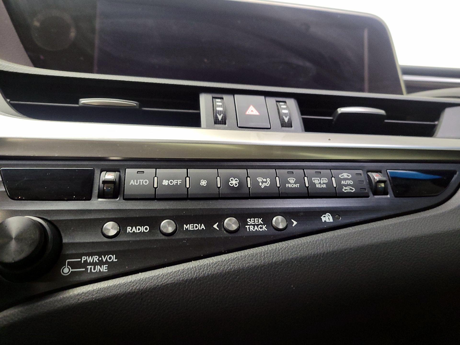 Thumbnail: 2019 Lexus ES - 16