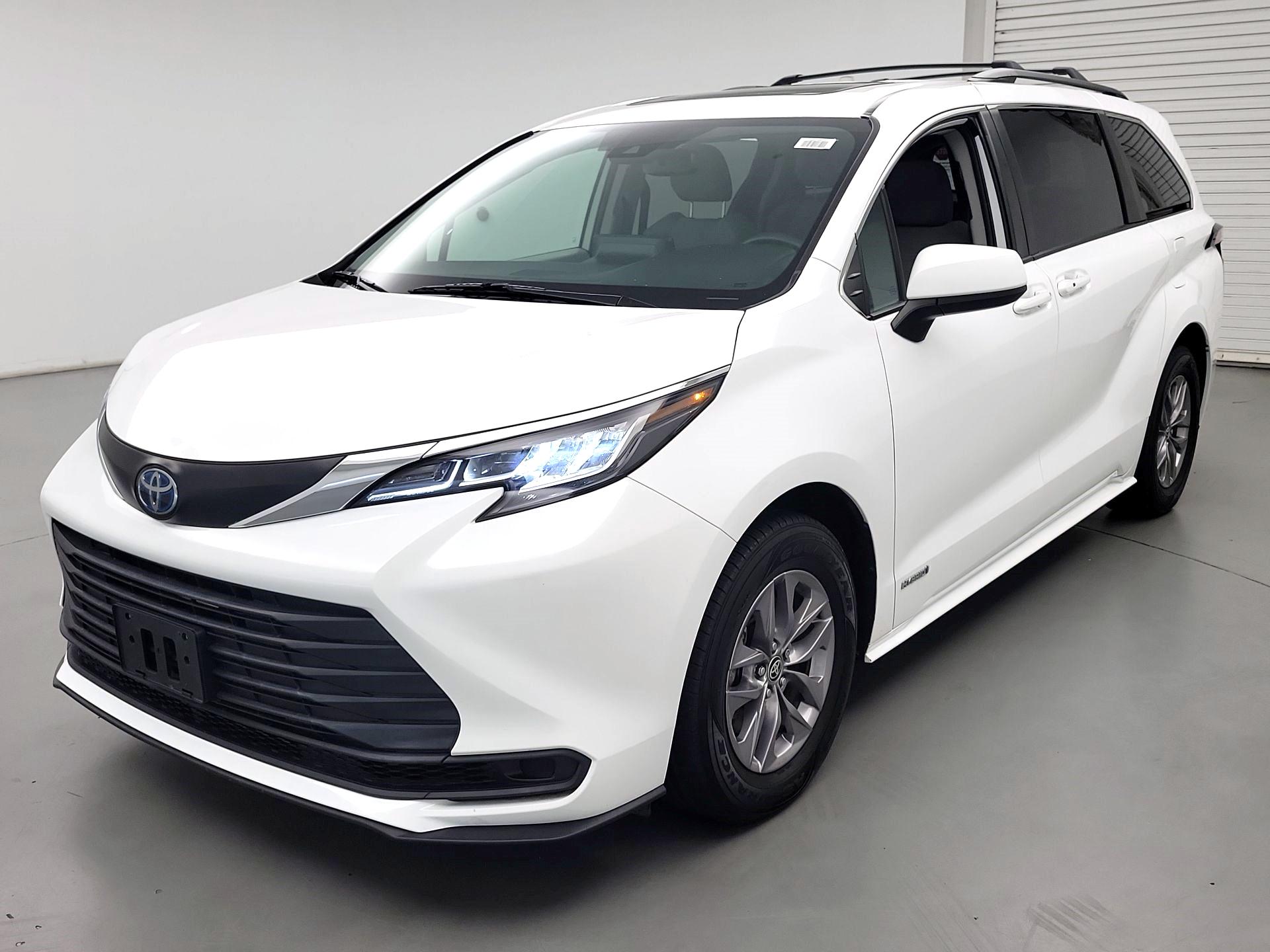 Thumbnail: 2021 Toyota Sienna - 3