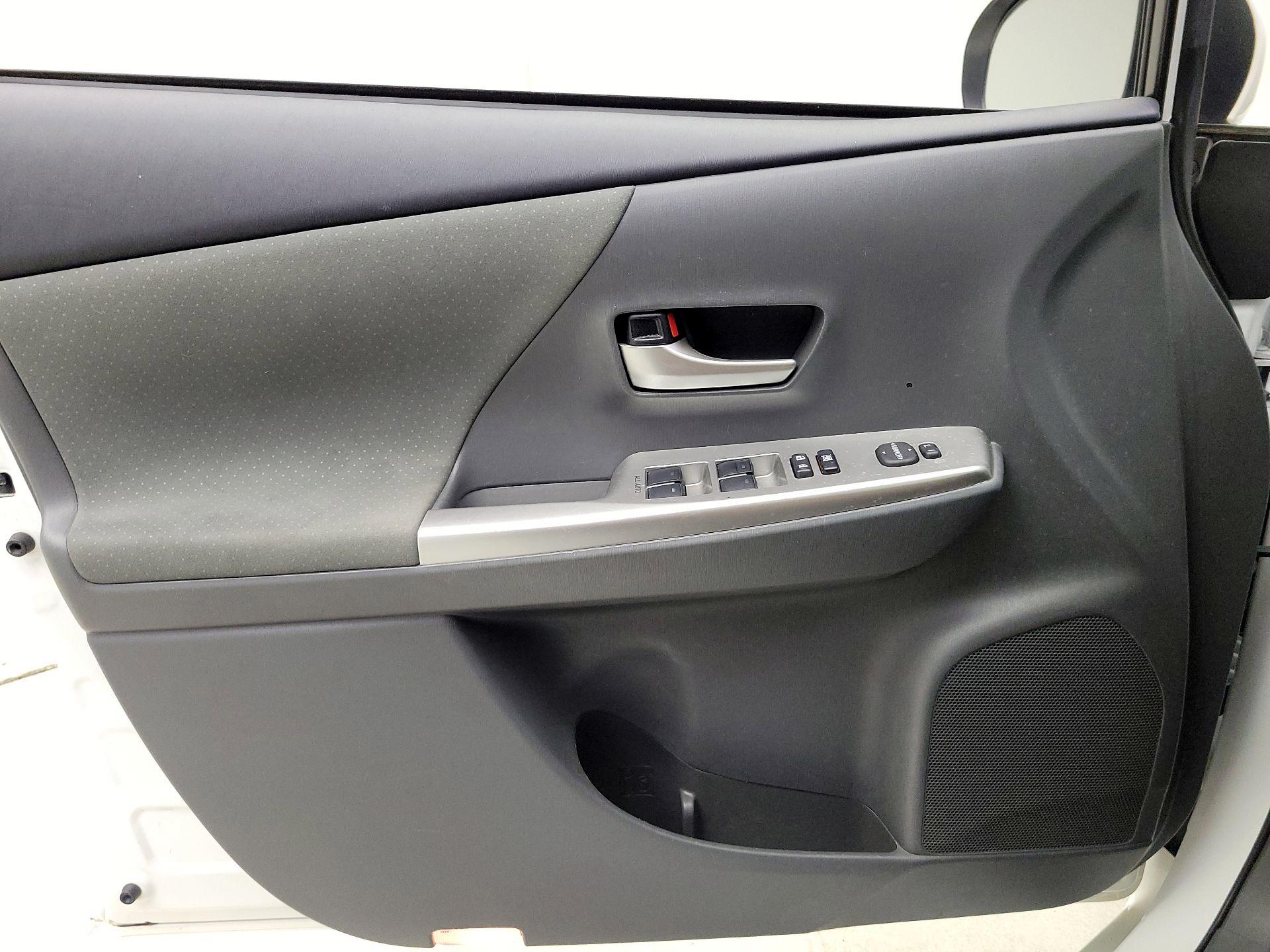Thumbnail: 2014 Toyota Prius v - 12