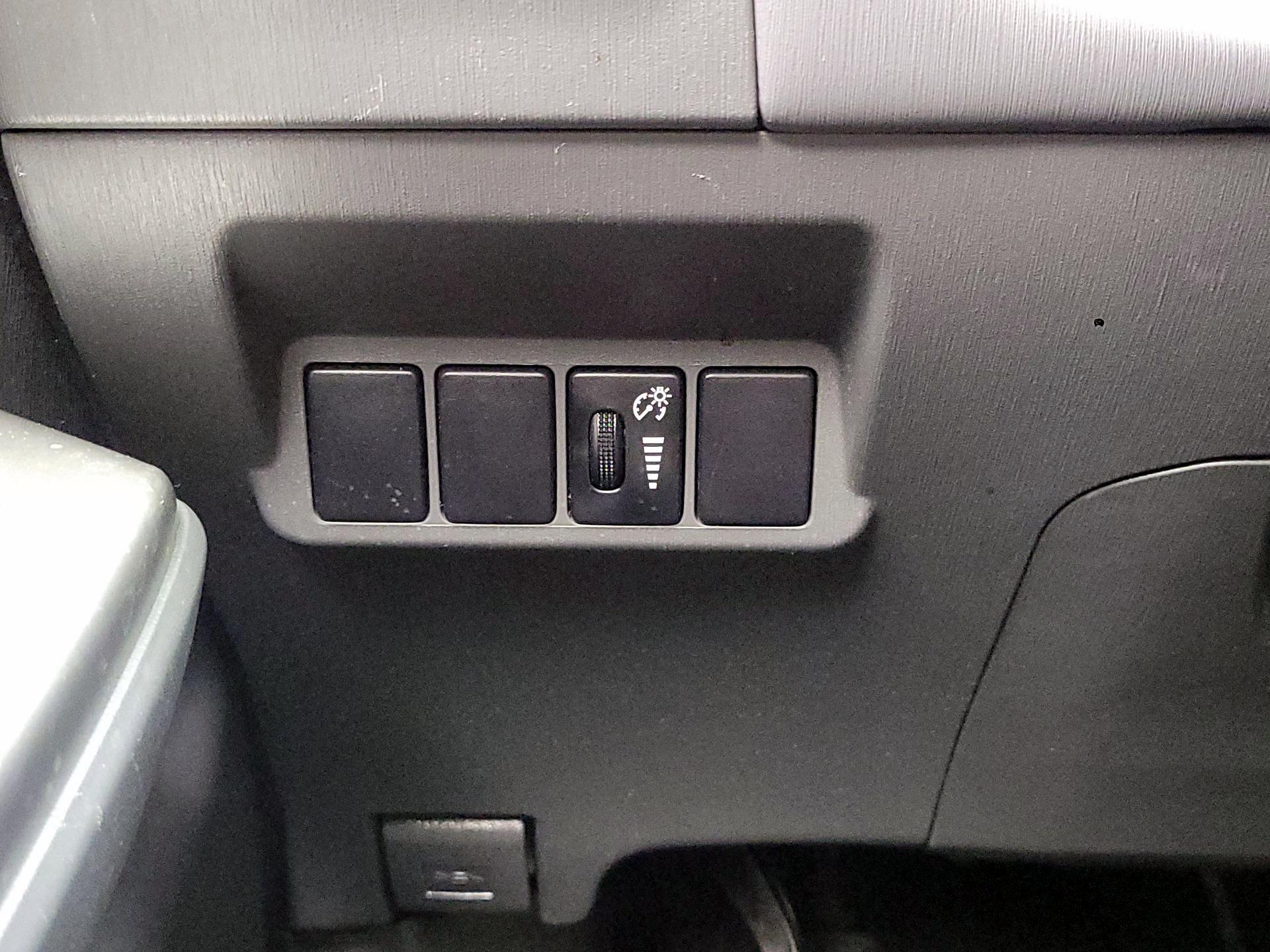 Thumbnail: 2014 Toyota Prius v - 13