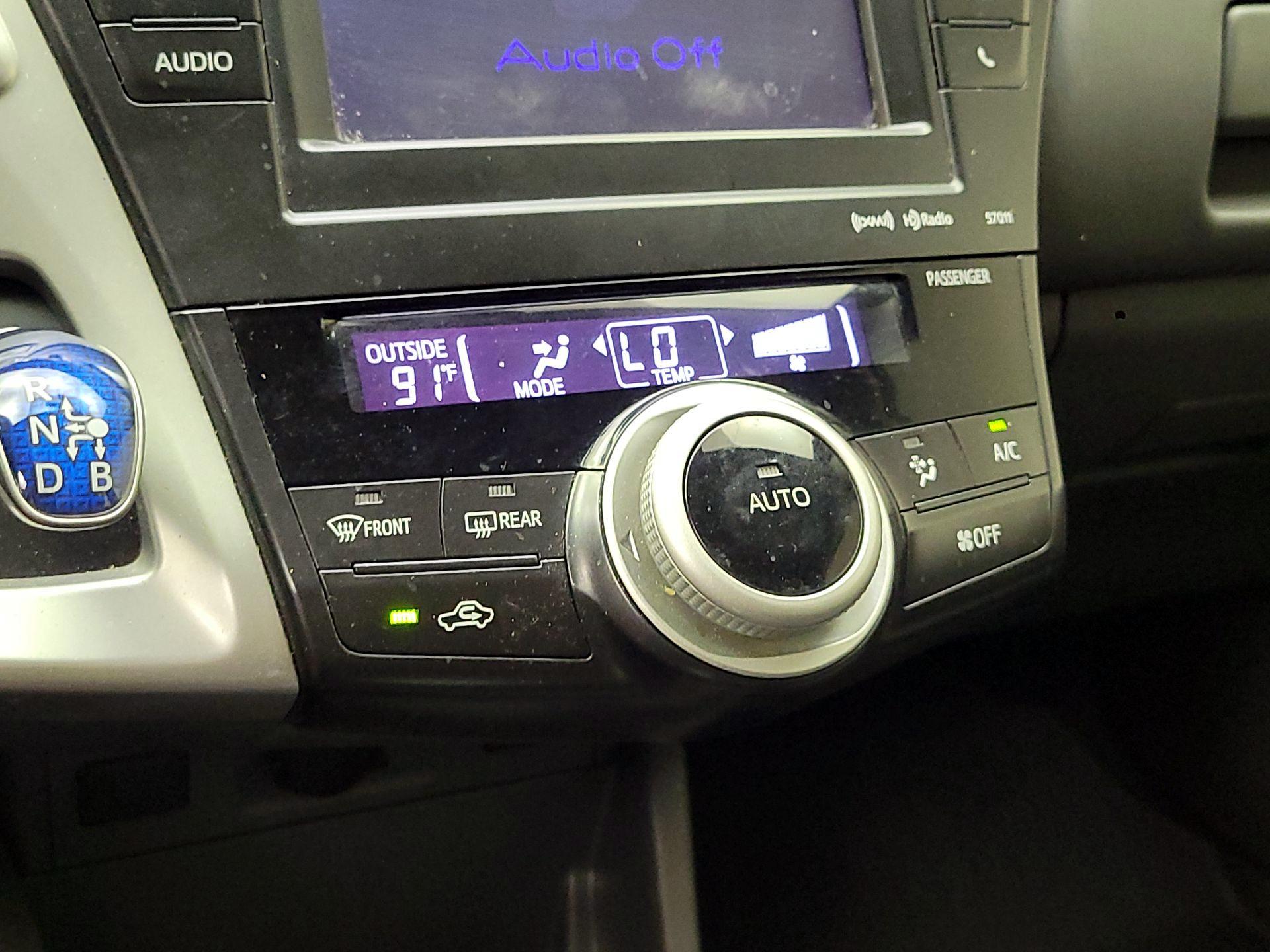 Thumbnail: 2014 Toyota Prius v - 17
