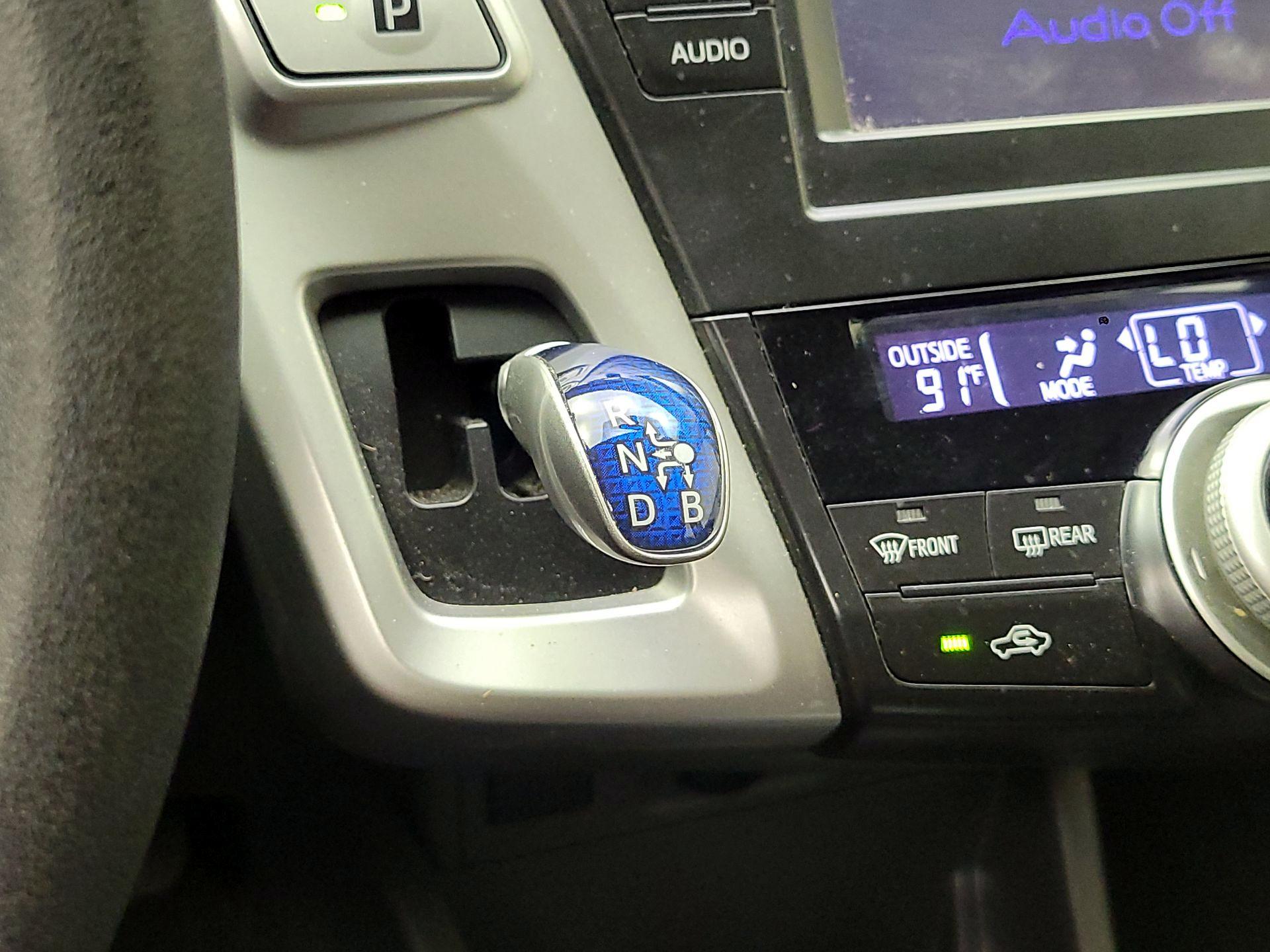 Thumbnail: 2014 Toyota Prius v - 18