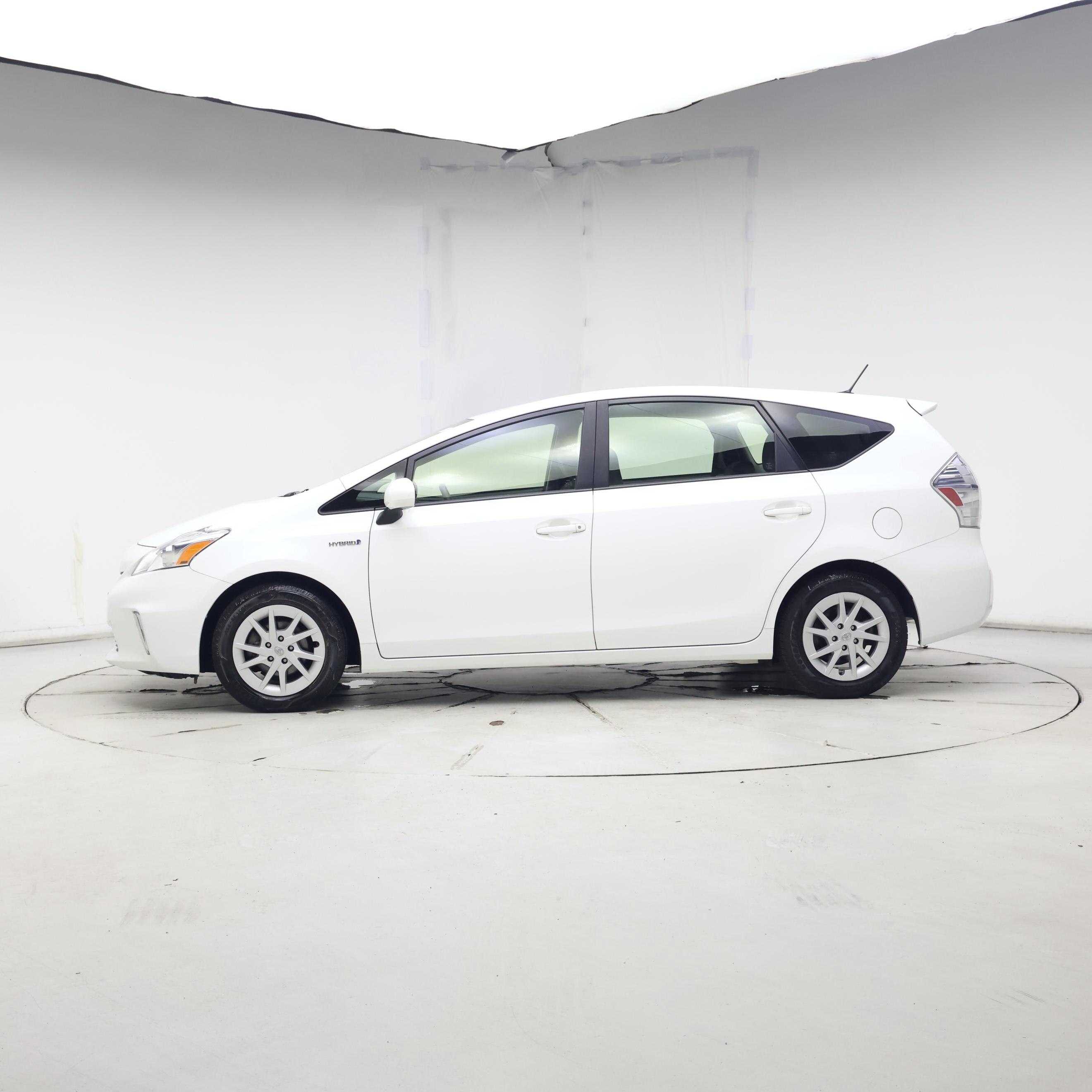 Thumbnail: 2014 Toyota Prius v - 3
