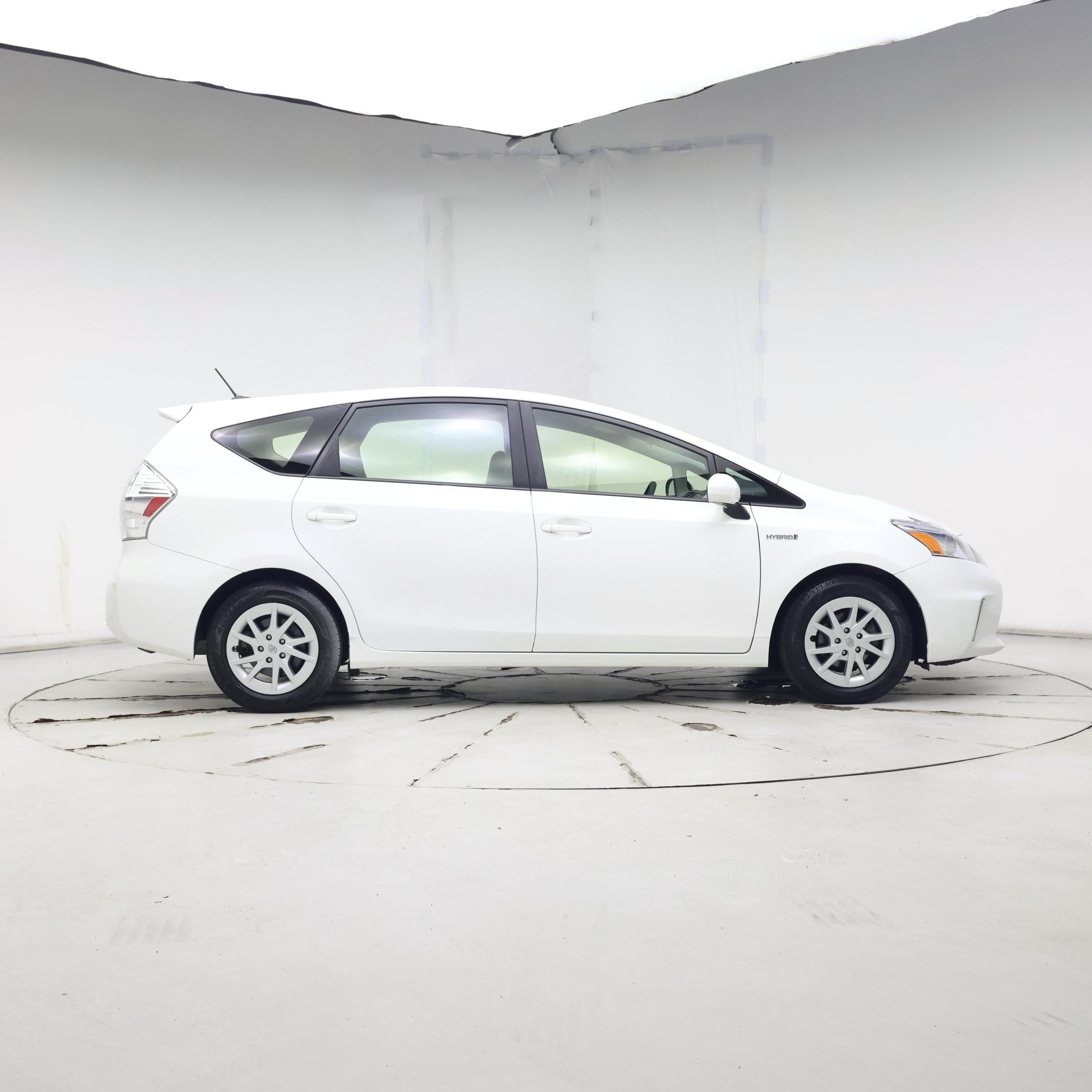 Thumbnail: 2014 Toyota Prius v - 7