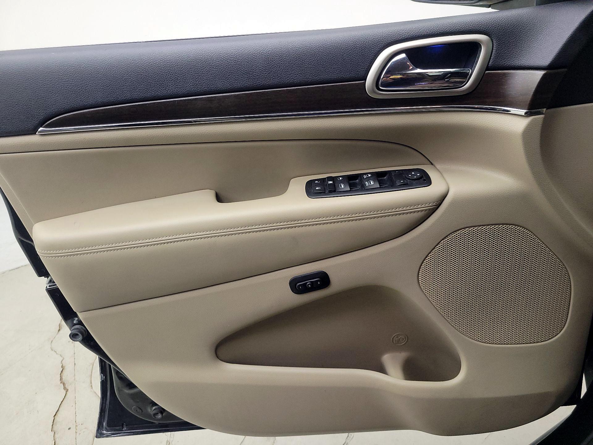 Thumbnail: 2015 Jeep Grand Cherokee - 12