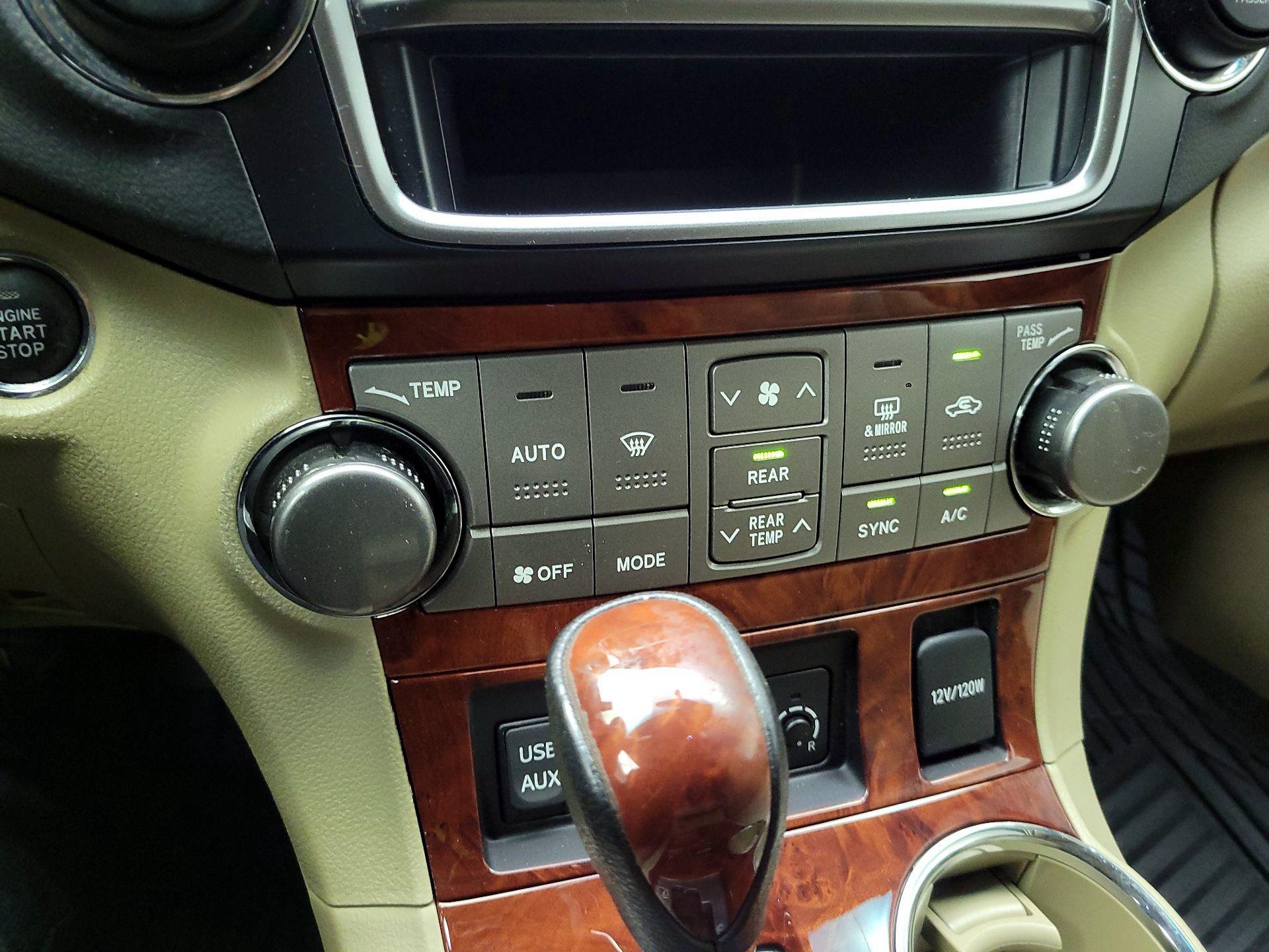 Thumbnail: 2013 Toyota Highlander - 16