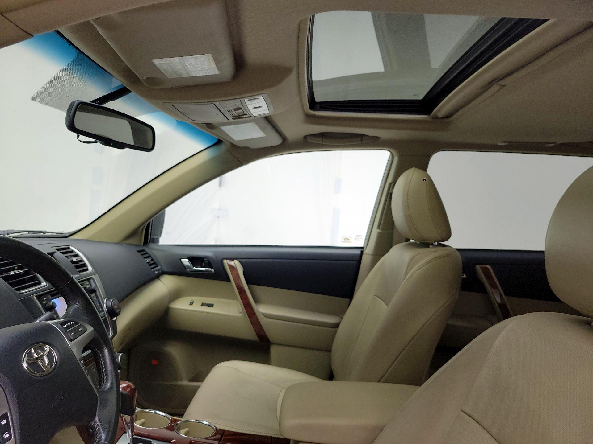 Thumbnail: 2013 Toyota Highlander - 19