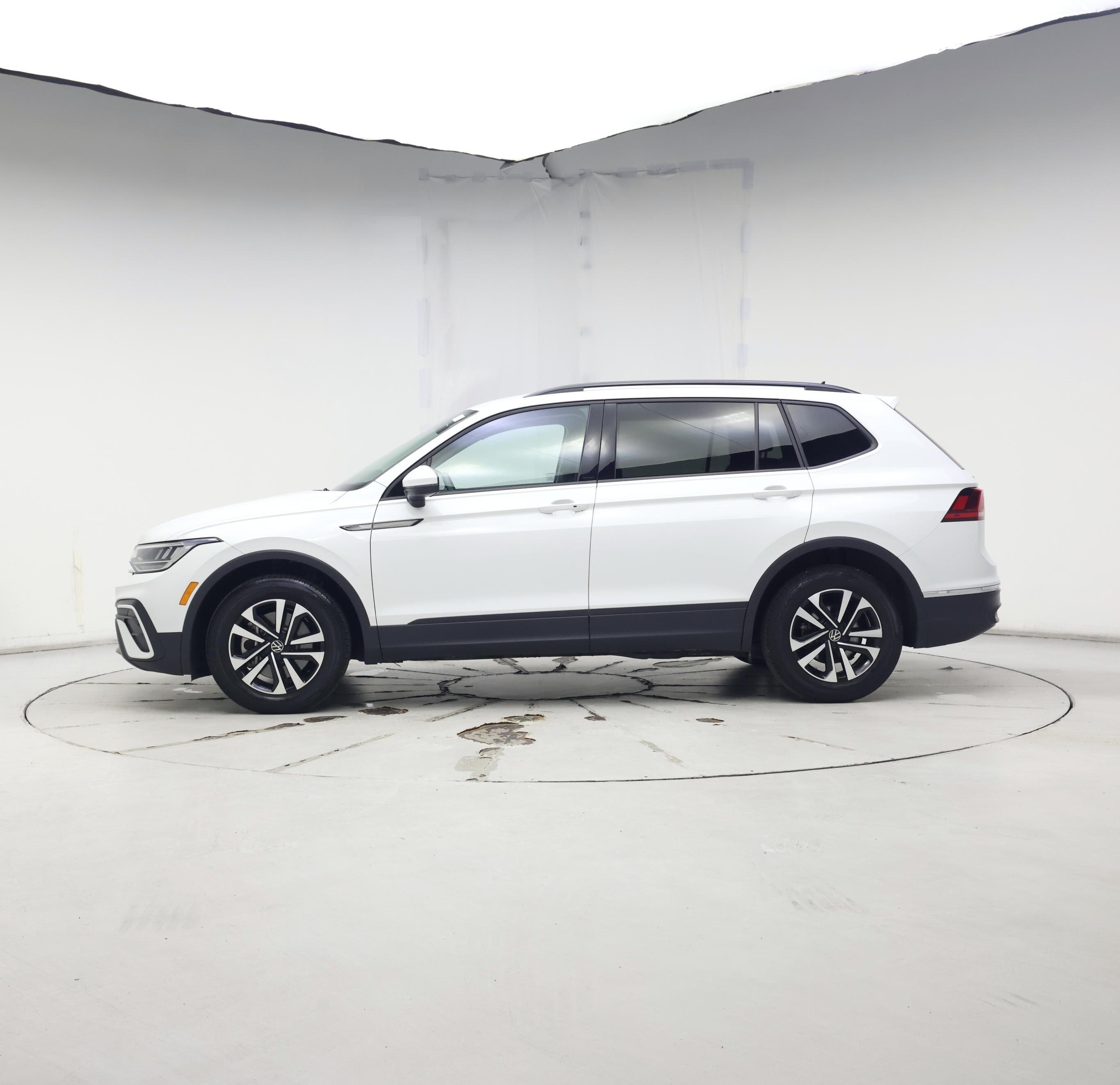 Thumbnail: 2023 Volkswagen Tiguan - 3