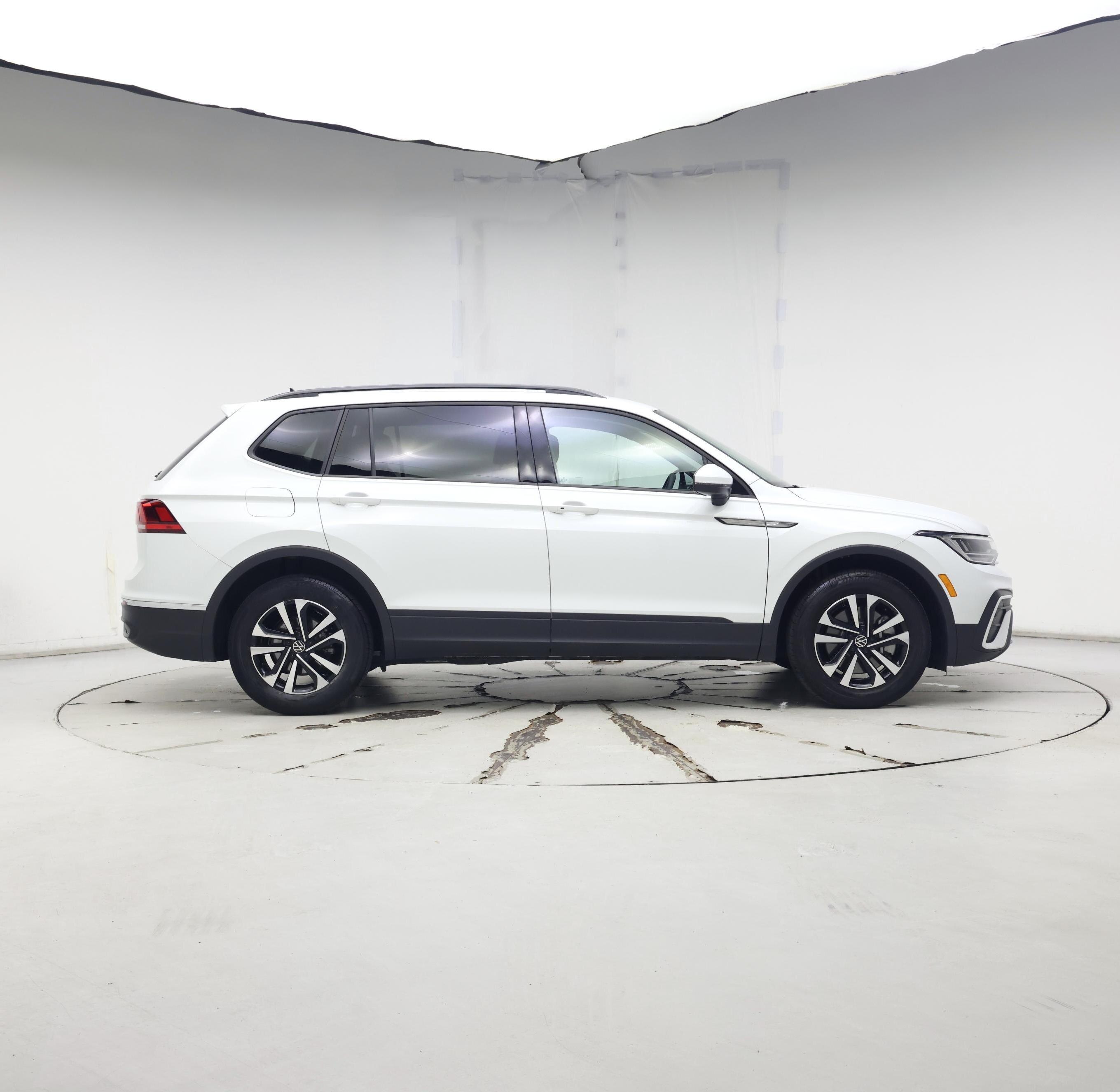 Thumbnail: 2023 Volkswagen Tiguan - 7