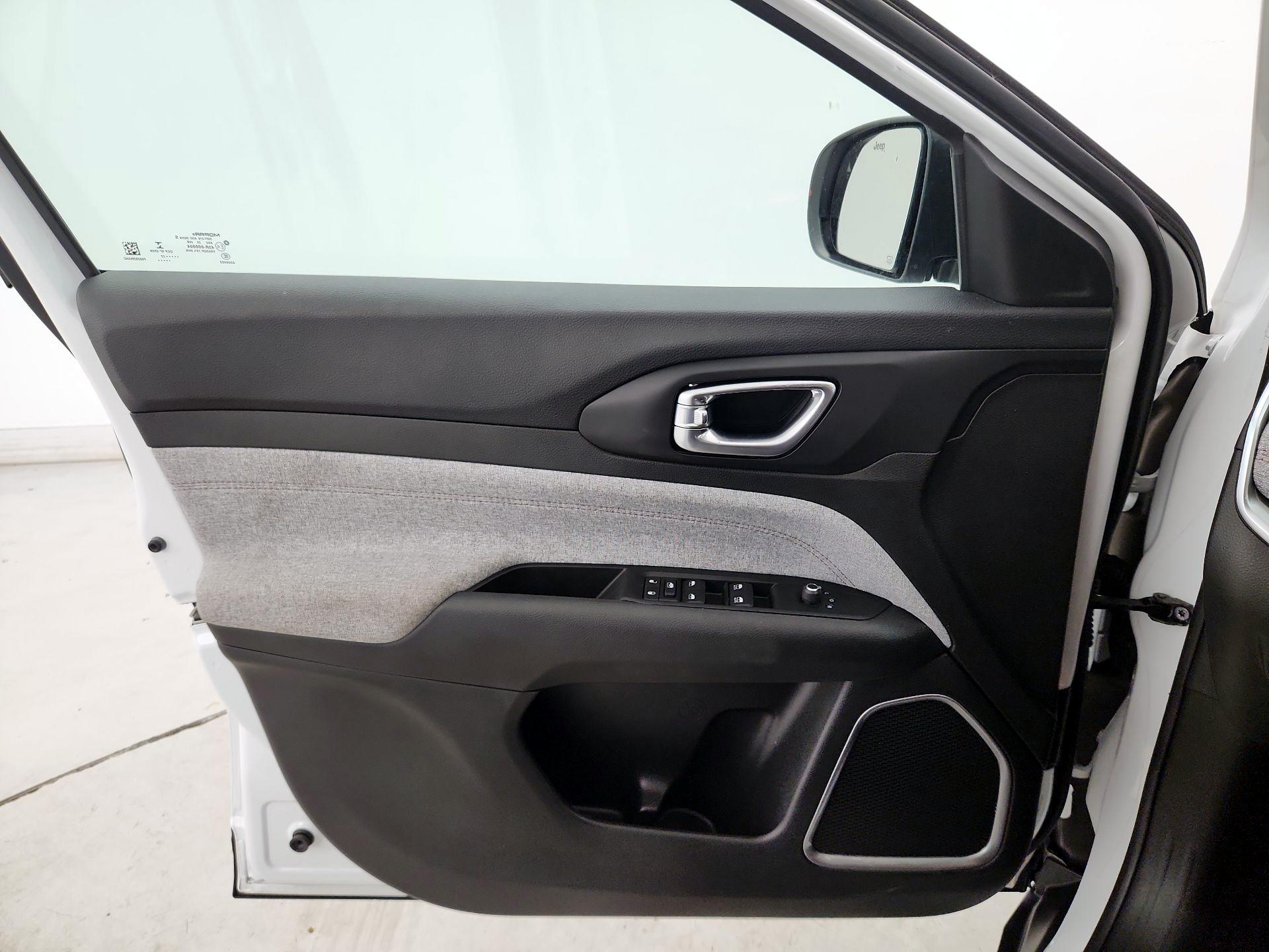 Thumbnail: 2022 Jeep Compass - 12