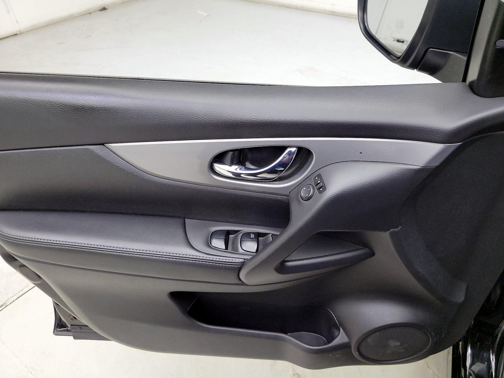 Thumbnail: 2020 Nissan Rogue Sport - 12