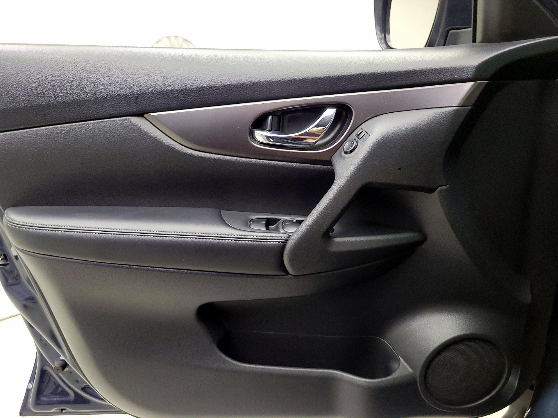 Thumbnail: 2016 Nissan Rogue - 12