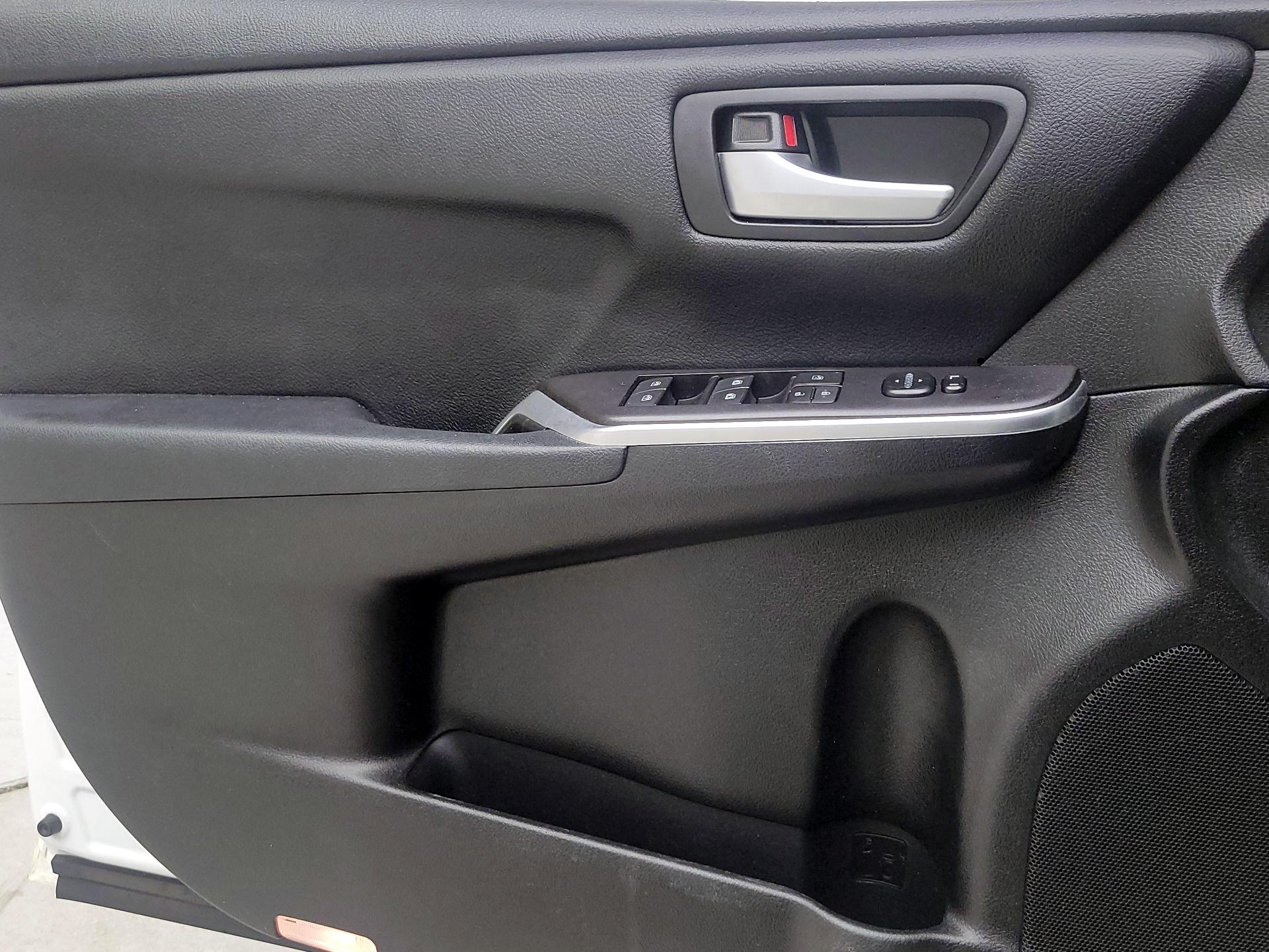 Thumbnail: 2016 Toyota Camry - 12