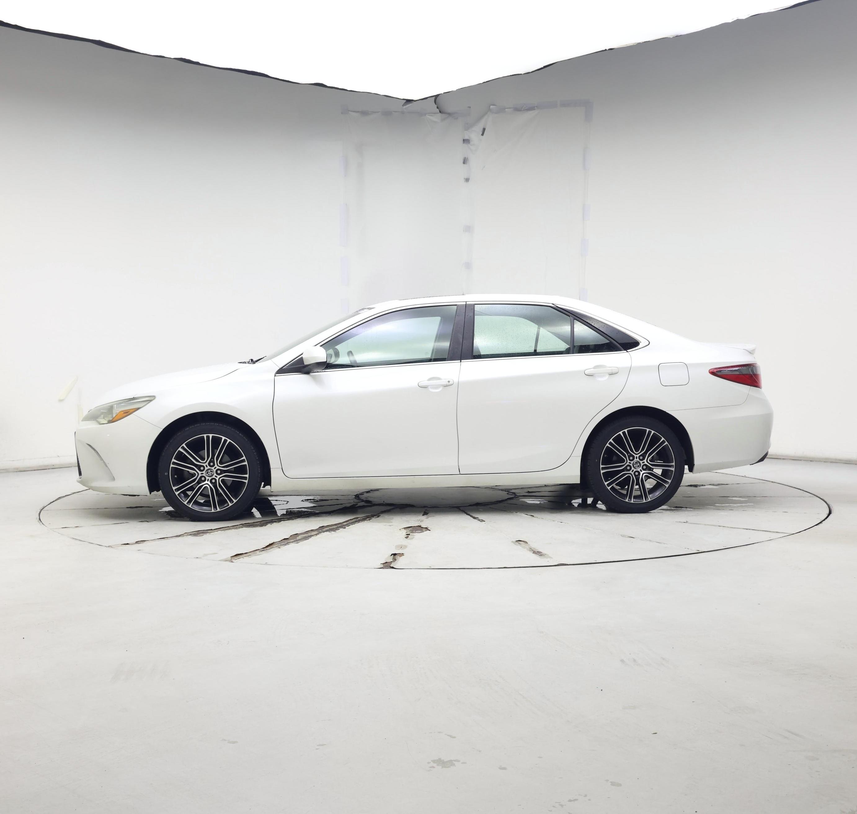 Thumbnail: 2016 Toyota Camry - 3