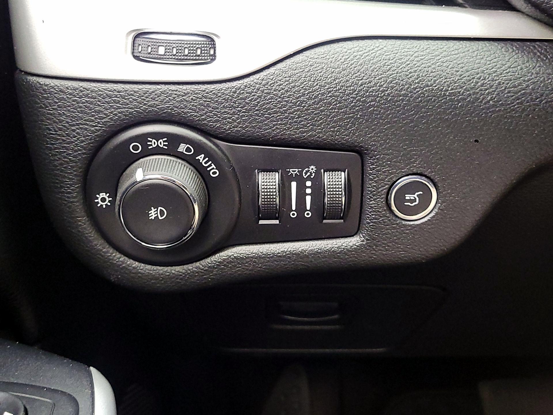 Thumbnail: 2017 Jeep Cherokee - 13