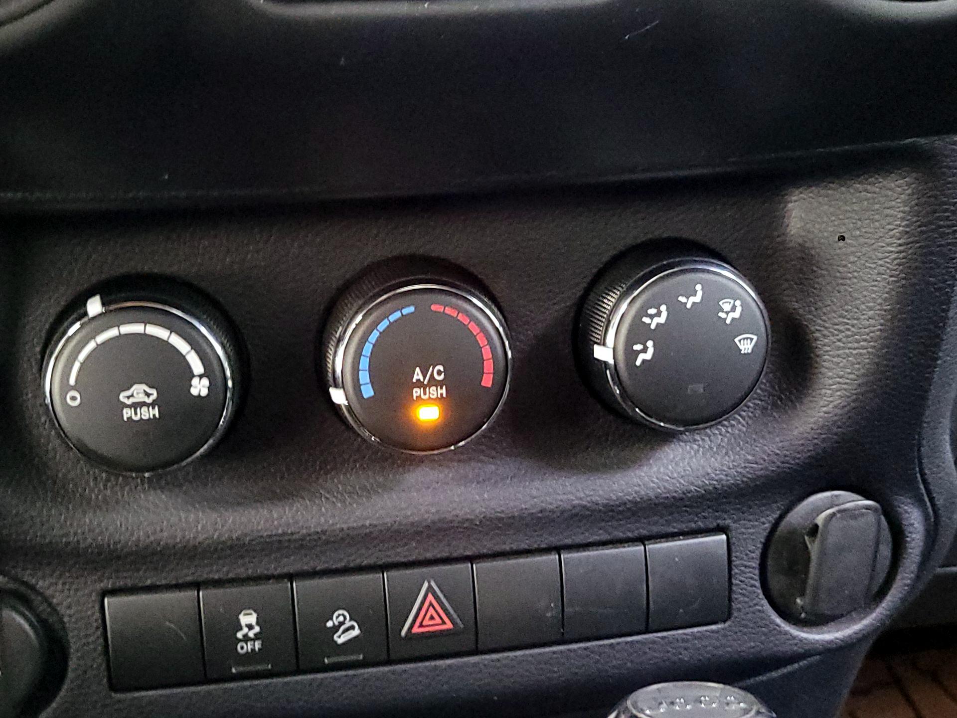 Thumbnail: 2016 Jeep Wrangler - 16